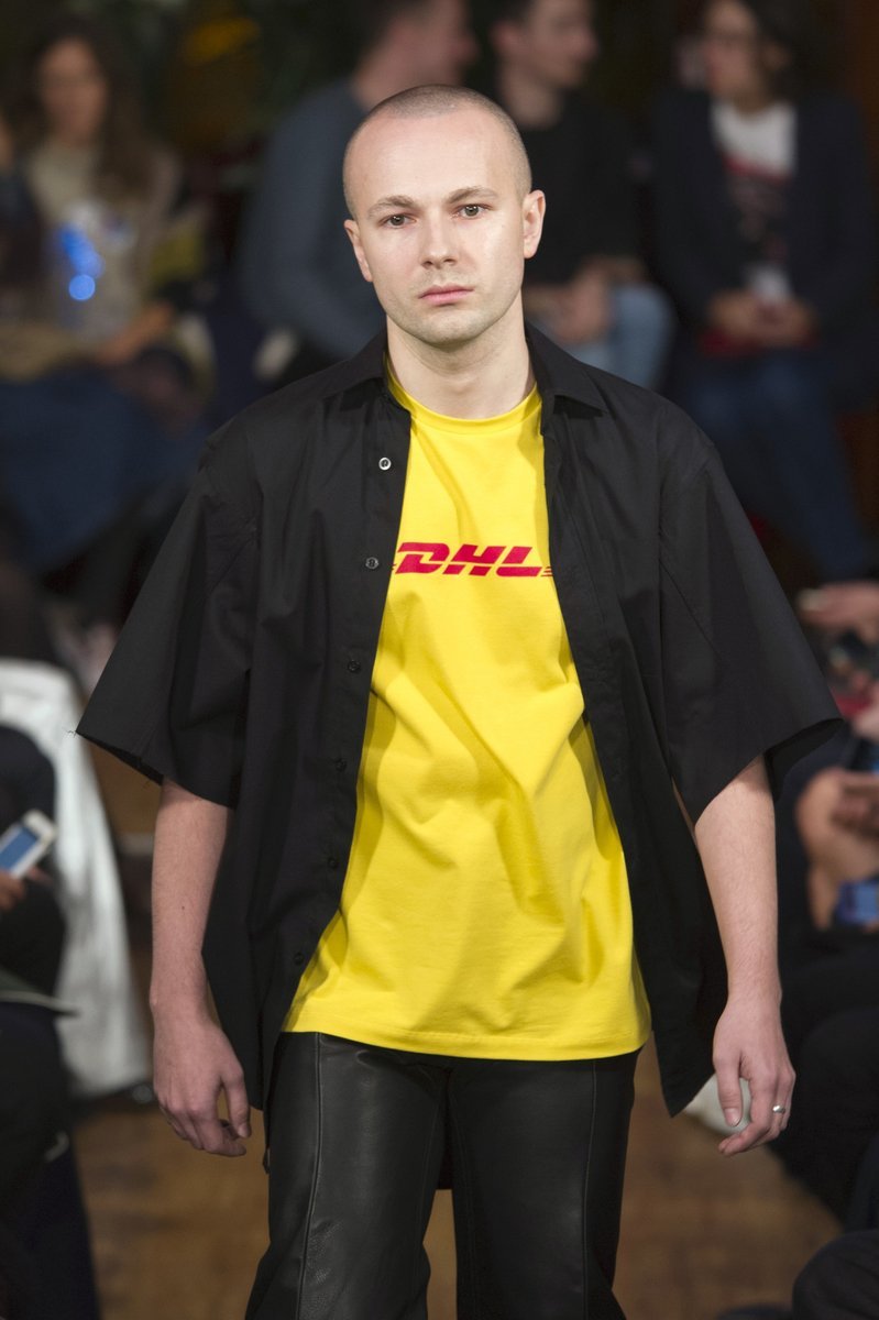 T-shirt DHL w kolekcji Vetements wiosna-lato 2016 (Fot. ImaxTree)