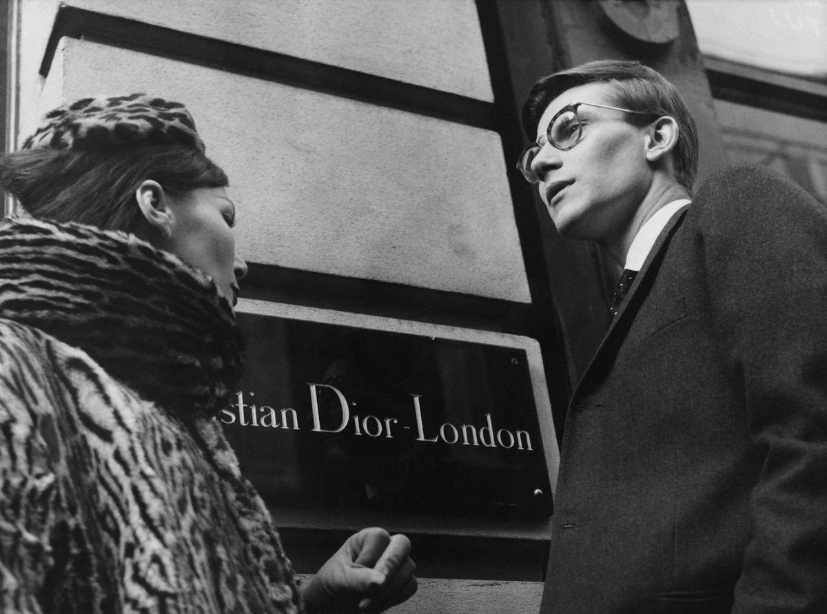 Yves Saint Laurent przed butikiem Christiana Diora w Londynie, 11 listopada 1958 roku
