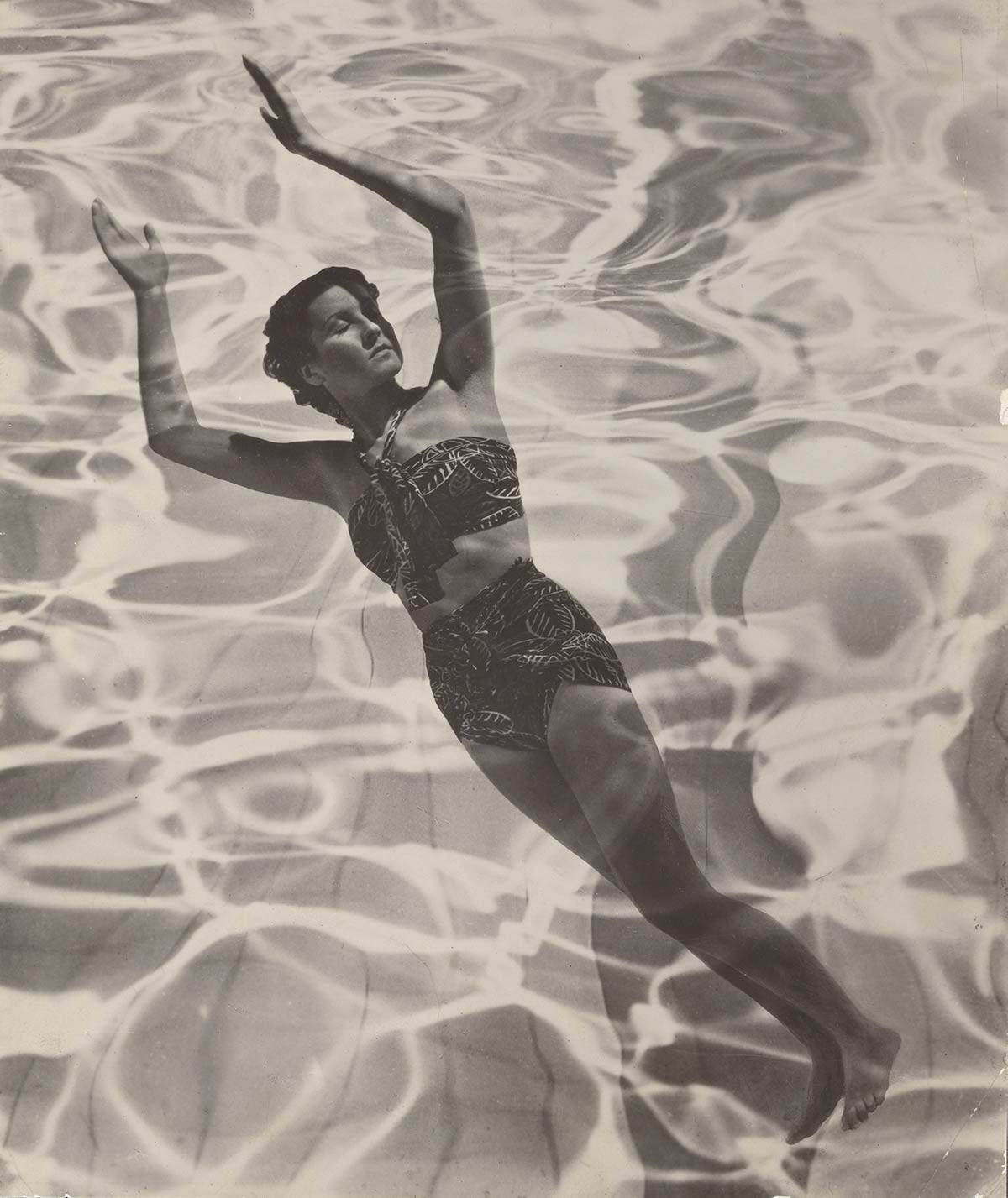Dora Maar, Modelka w kostiumie 1936
(Zdjęcie dzięki uprzejmości  The J. Paul Getty Museum, Los Angeles © ADAGP, Paris and DACS, London 2019)