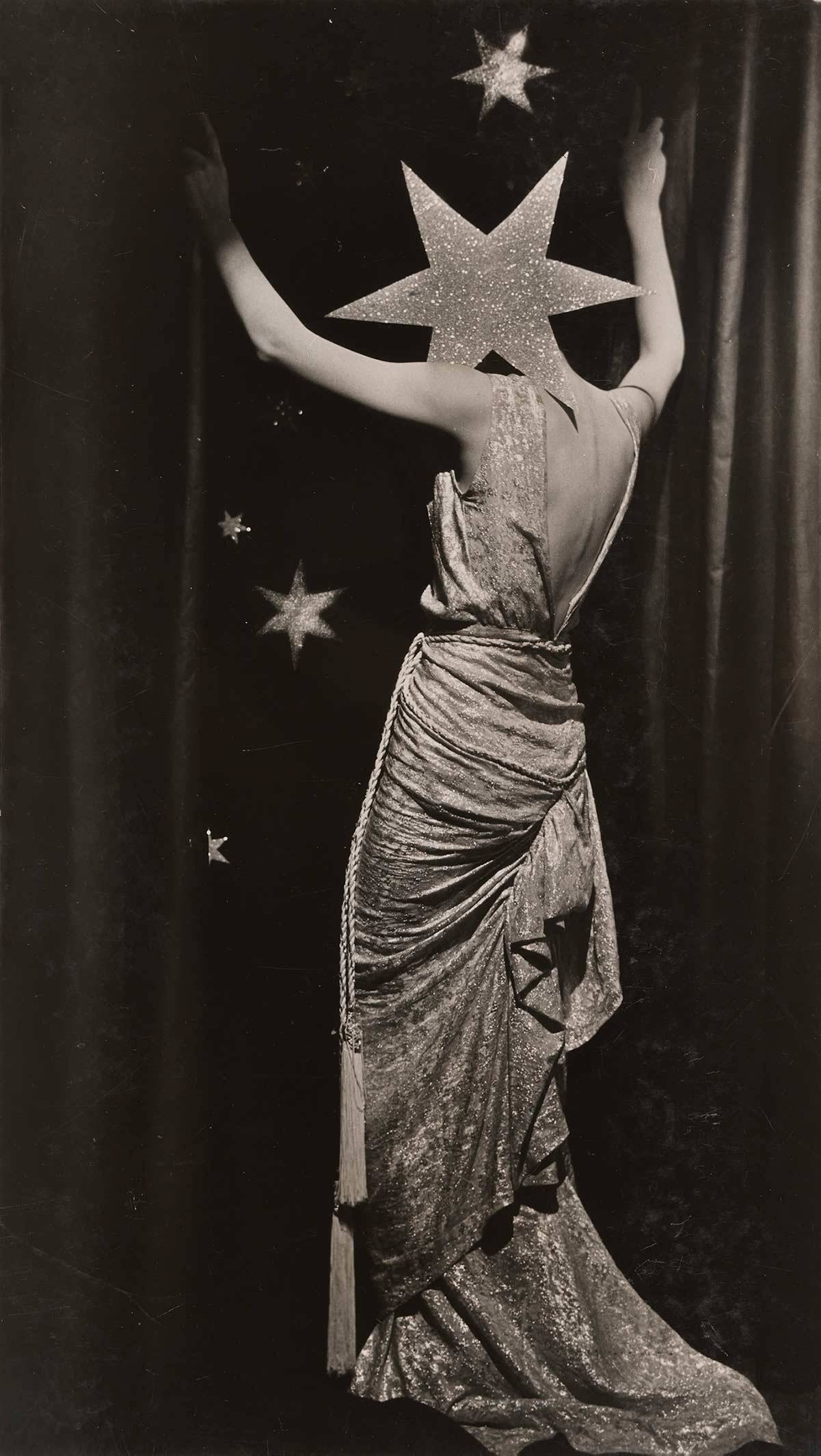 Dora Maar, Bez tytułu (fotografia modowa) około1935 (Zdjęcie dzięki uprzejmości Collection Therond
© ADAGP, Paris and DACS, London 2019