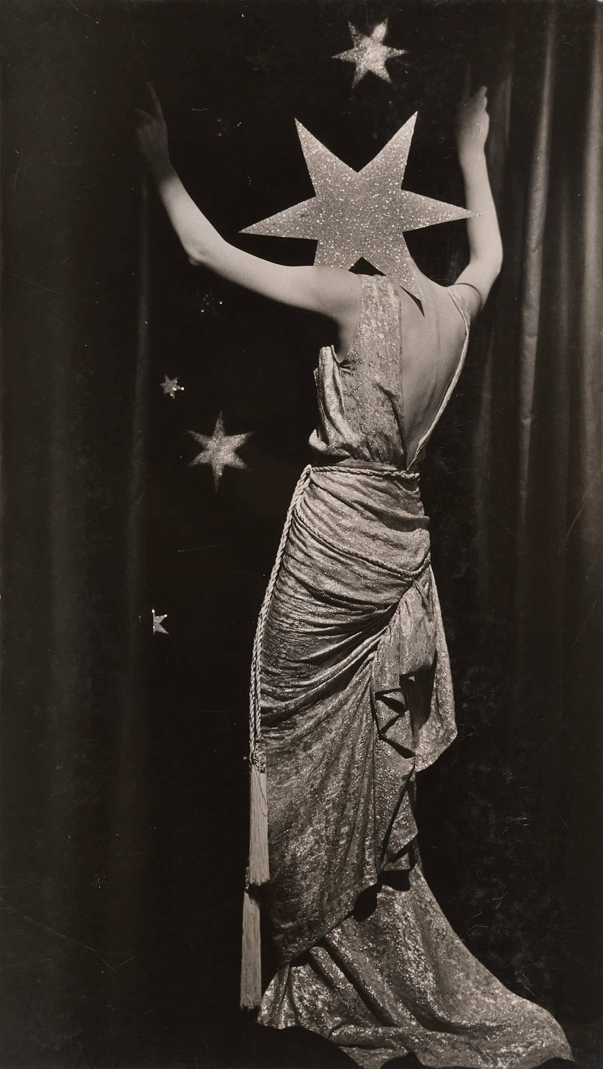 Dora Maar, Bez tytułu (fotografia modowa) około1935 (Zdjęcie dzięki uprzejmości Collection Therond
© ADAGP, Paris and DACS, London 2019