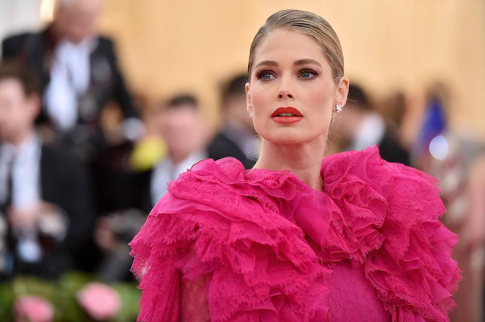 Doutzen Kroes na gali MET 2019 w kreacji Giambattisty Valliego (Fot. Getty Images)