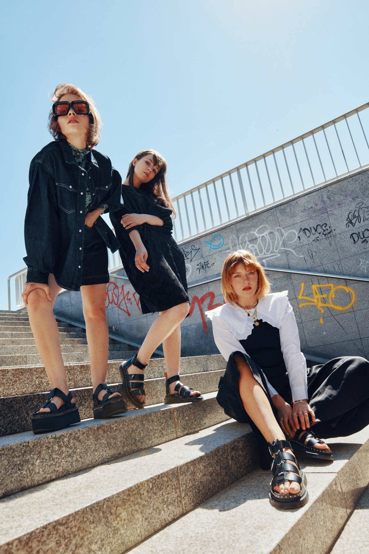 Fot. Łukasz Kuś/  Marcela Cierkosz: sandały Dr. Martens Francis; Kasia Sienkiewicz: sandały Dr. Martens Clarissa Vegan; Ofelia: sandały Dr. Martens Mackaye Hardware