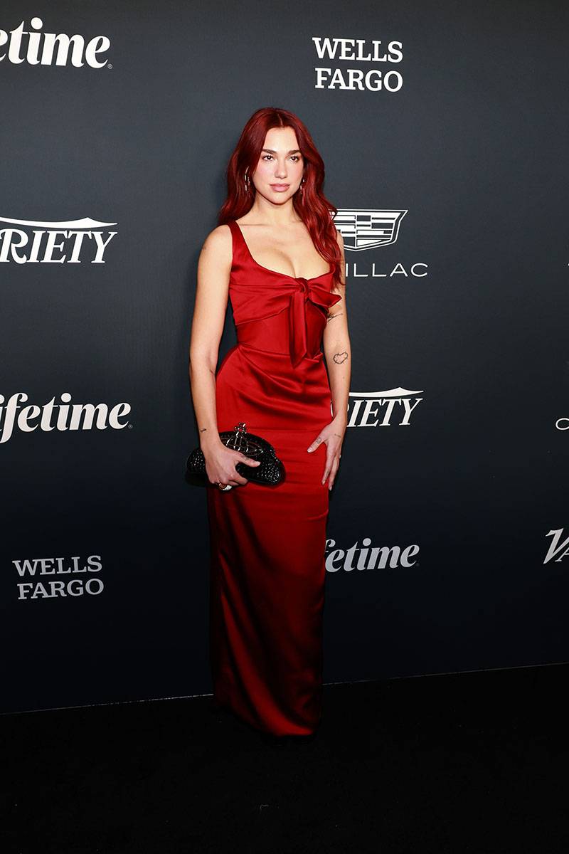 Dua Lipa w czerwonej sukience maxi na evencie magazynu „Variety. / (Fot. Getty Images)