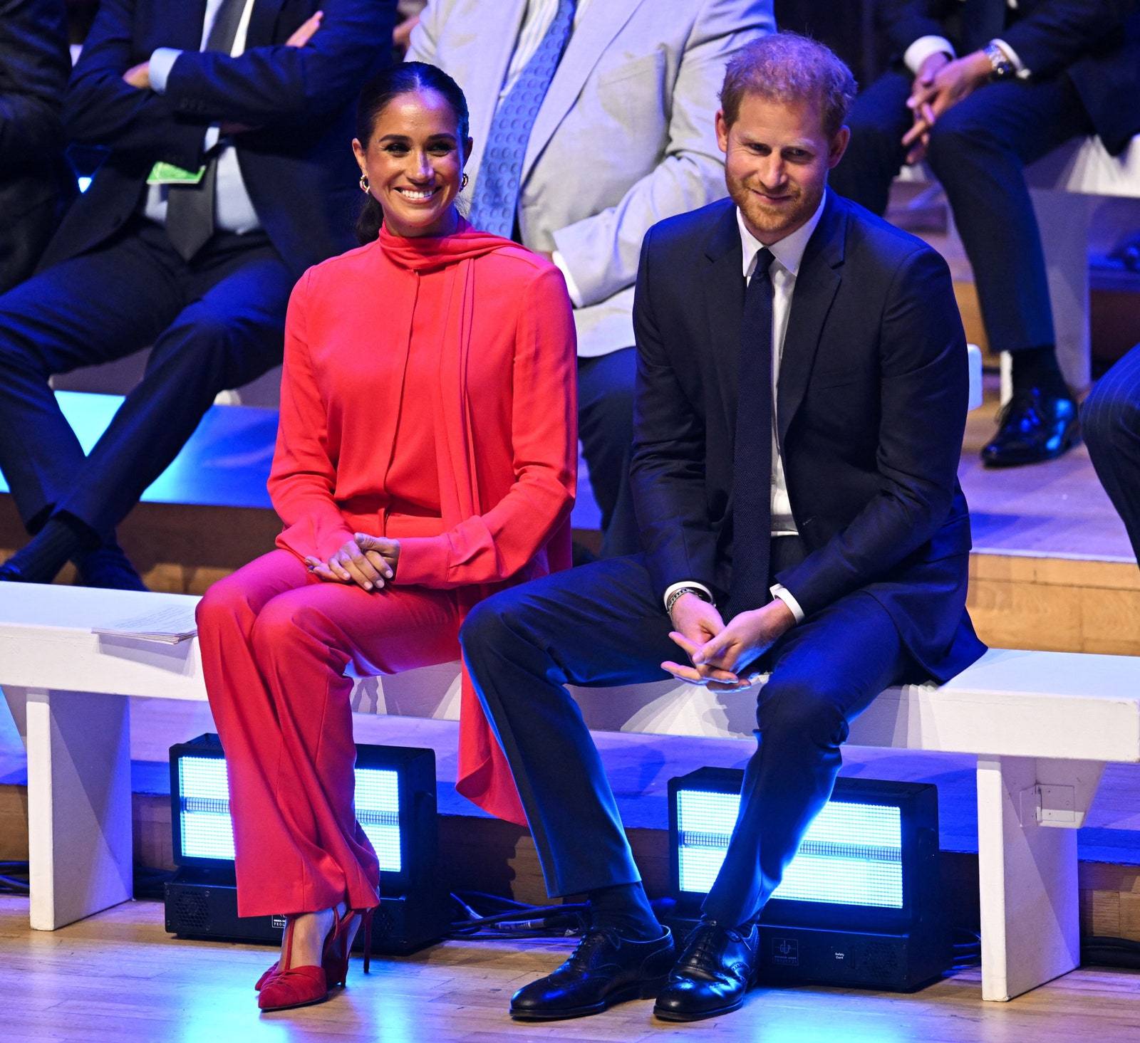 Księżna Sussex w czerwonej stylizacji od etycznej marki Another Tomorrow. (Fot. Getty Images)