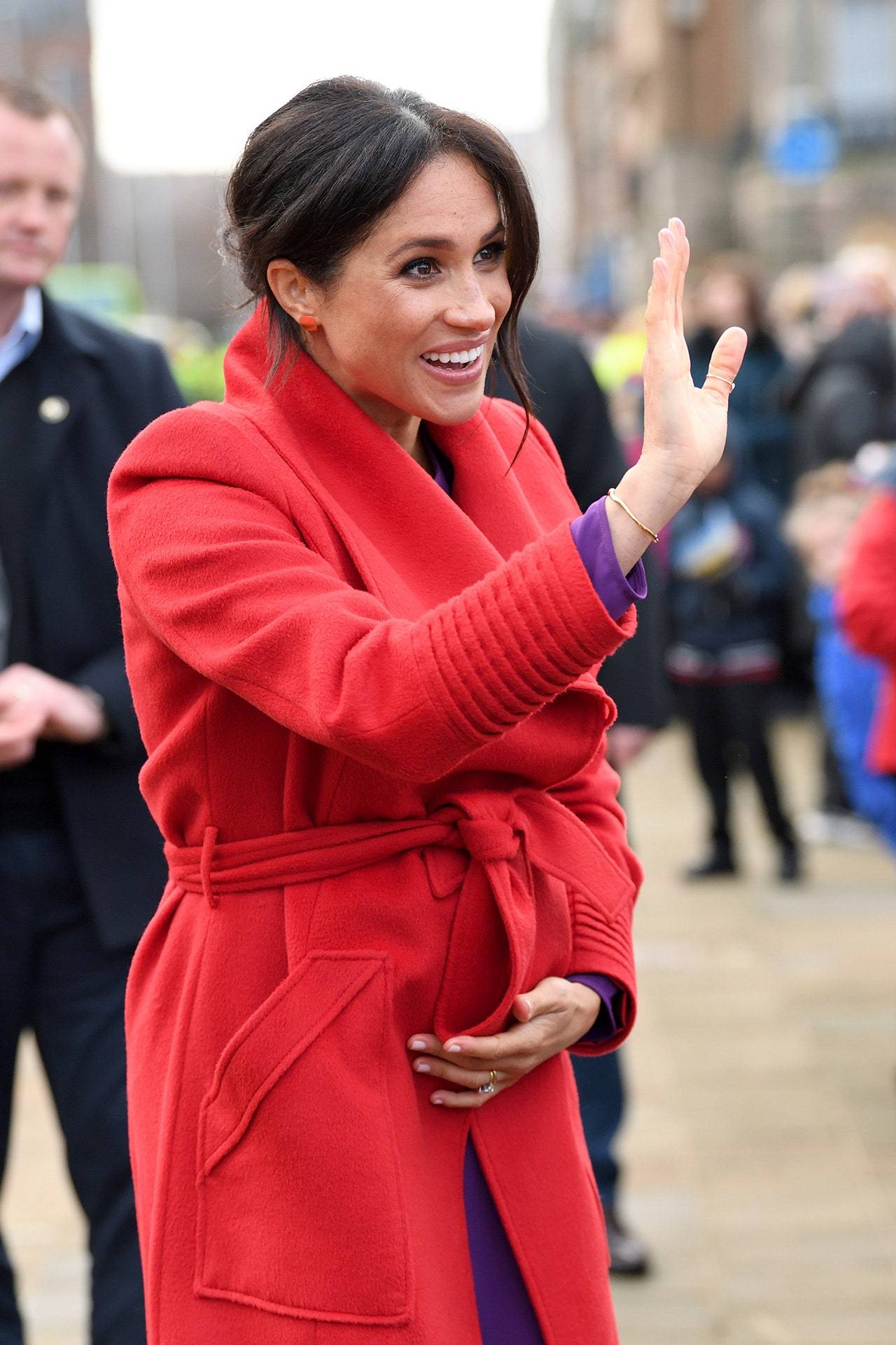 Meghan w Birkenhead z bransoletką firmy Bar Jewellery w 2019 roku. (Fot. Getty Images)