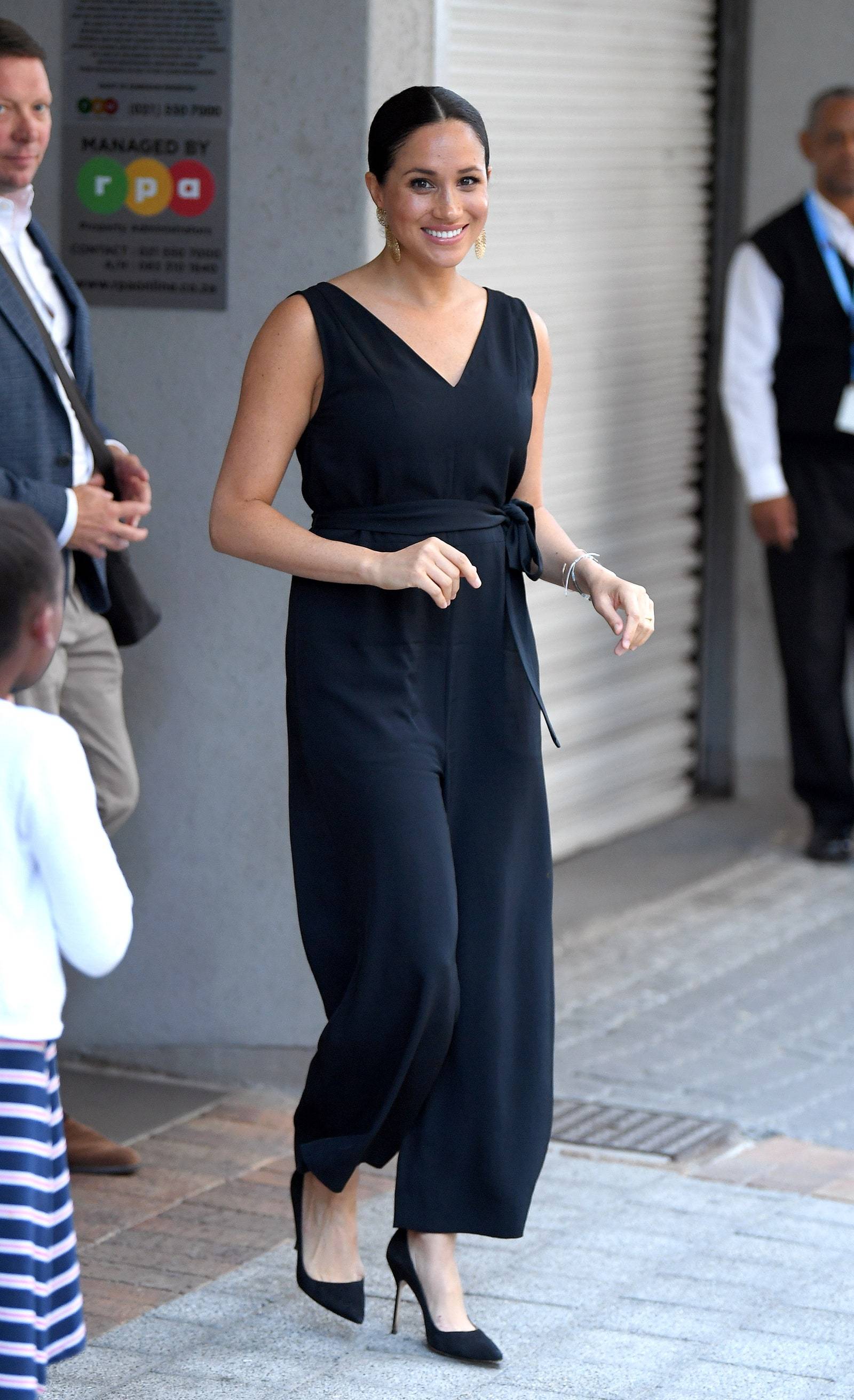 Meghan w czarnym kombinezonie Everlane w RPA w 2019 roku. (Fot. Getty Images)