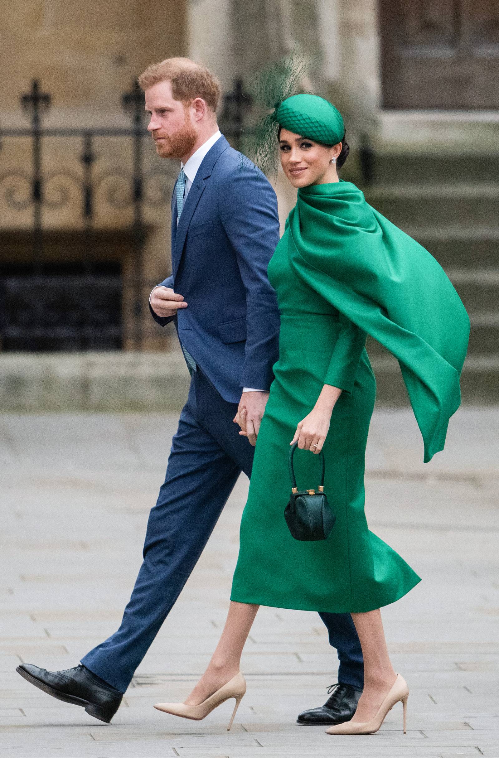 Meghan z torebką projektu Gabrieli Hearst podczas nabożeństwa z okazji Dnia Wspólnoty Narodów w opactwie westminsterskim w 2020 roku. (Fot. Getty Images)