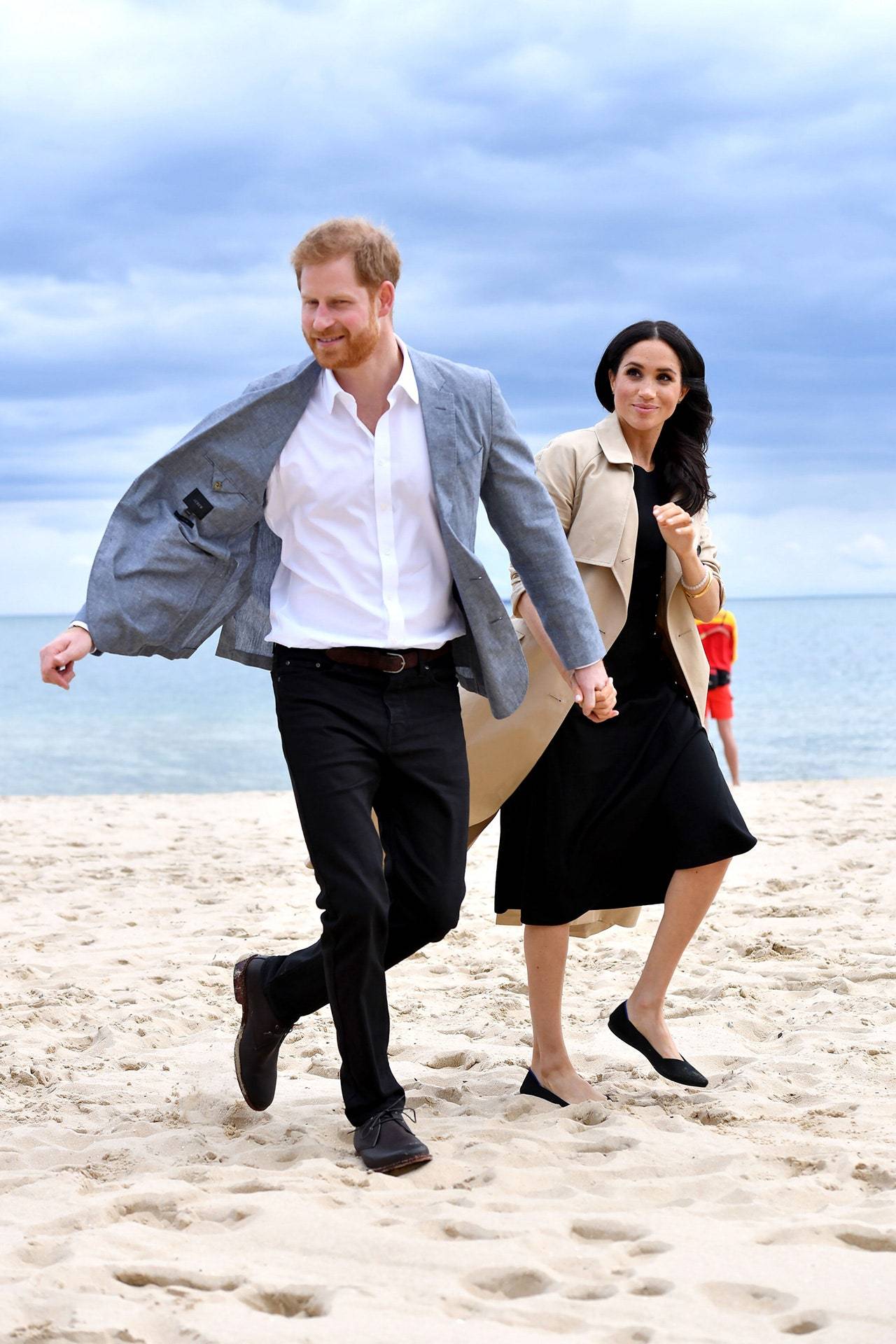 Księżna w płaskich czółenkach marki Rothy’s razem z Harrym na plaży w Australii w 2018 roku. (Fot. Getty Images)