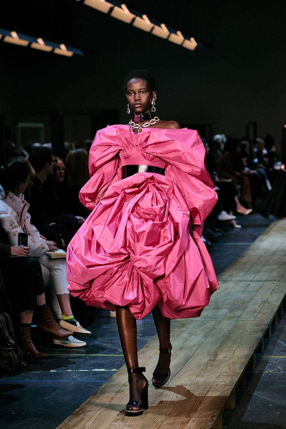 Alexander Mcqueen jesień-zima 2019-2020 (Fot. Jamie Stoker)