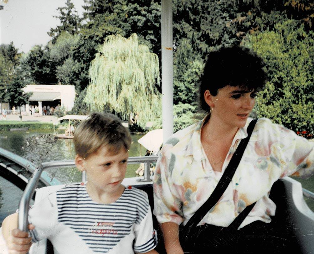 Babcia w latach 80. wyprowadziła się z Polski w okolice Frankfurtu nad Menem, więc każde wakacje spędzaliśmy właśnie tam. Zazwyczaj spora część wypoczynku polegała na eksplorowaniu różnych parków rozrywki (byłem wielkim fanem!). 1996 rok. (Fot. Arch. prywatne)
