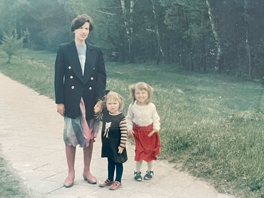 Marynarka, którą mama ma na sobie, wciąż ma się dobrze. Chwilowo wylądowała w mojej szafie i okazała się zaskakująco aktualna. Warszawa, 1985 rok. (Fot. Arch. prywatne)