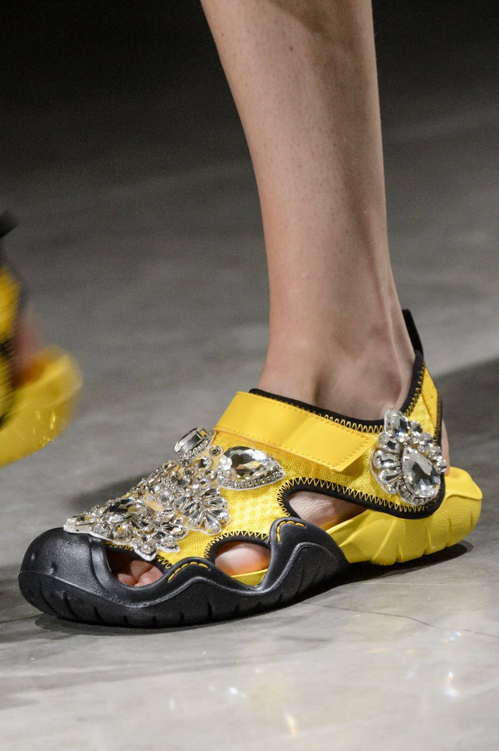 balenciaga crocs cena