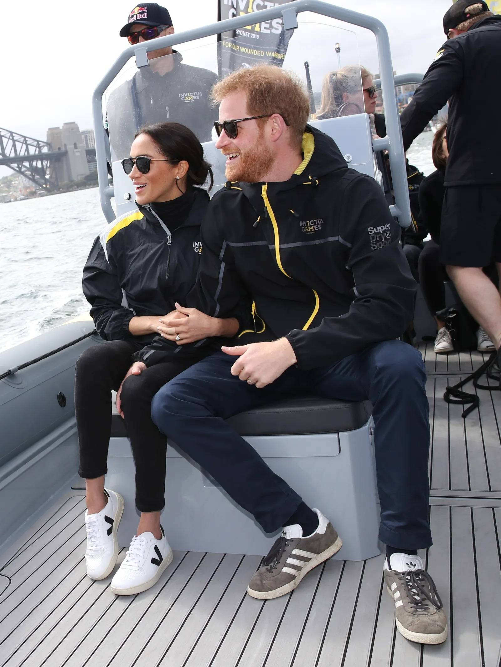 Meghan Markle w sneakersach V-10 marki Veja podczas oficjalnej wizyty w Sydney w 2018 r. (Fot. Chris Jackson/Getty Images)