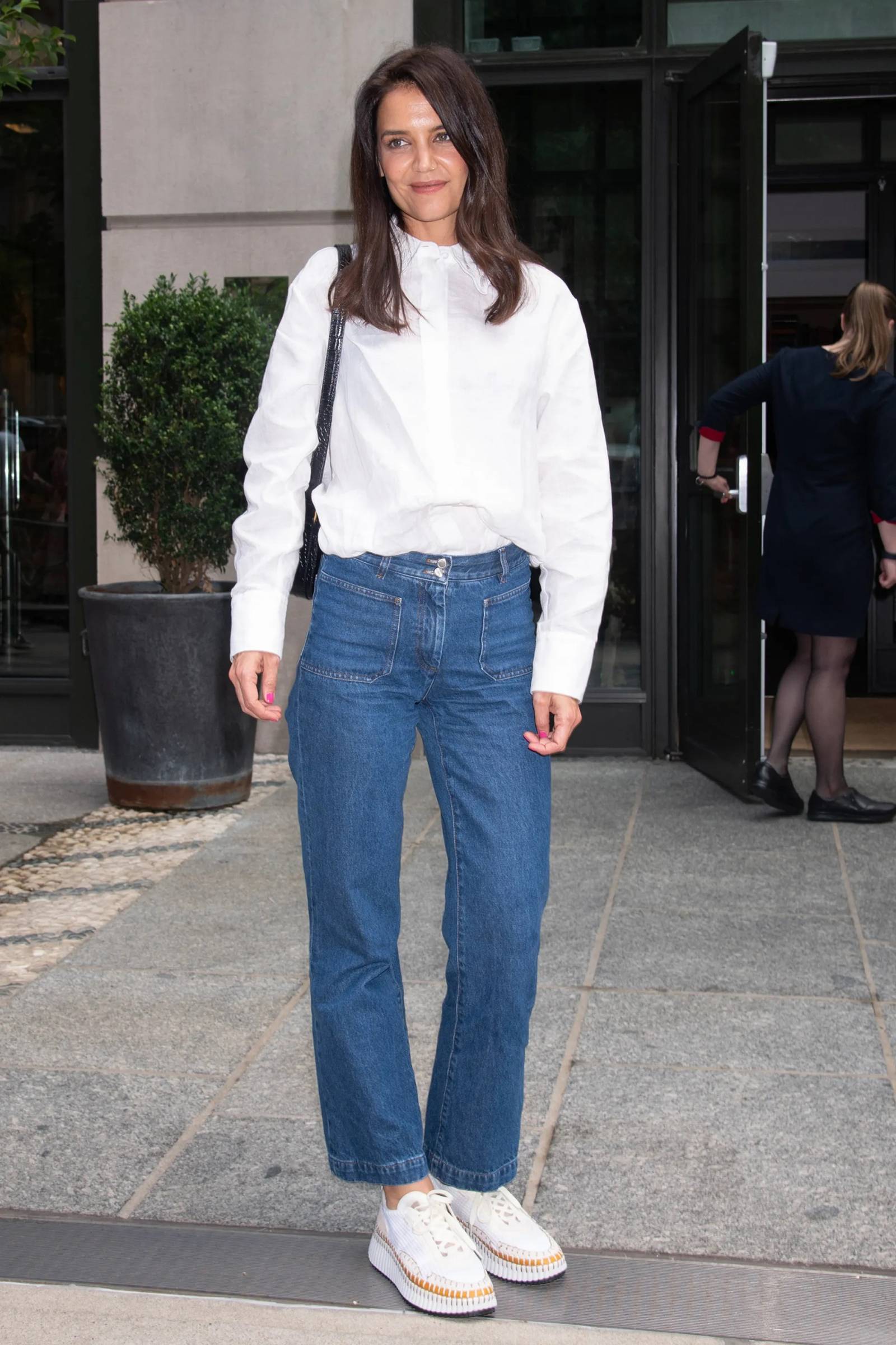 Katie Holmes w swoich ulubionych sneakersach Chloé Nama.