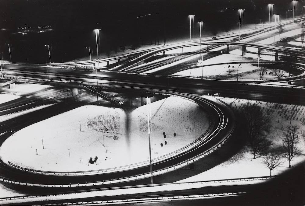 Fragment Trasy Łazienkowskiej nocą, fot. Edward Hartwig, 1974-1984, Muz. Warszawy