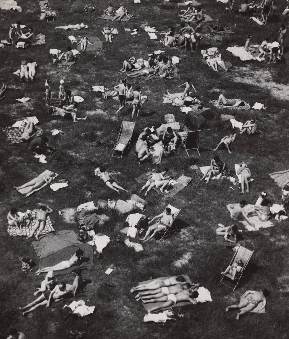 Plażowicze w upalny dzień nad Wisłą, fot. Edward Hartwig, lata 70 XX w, Muz. Warszawy