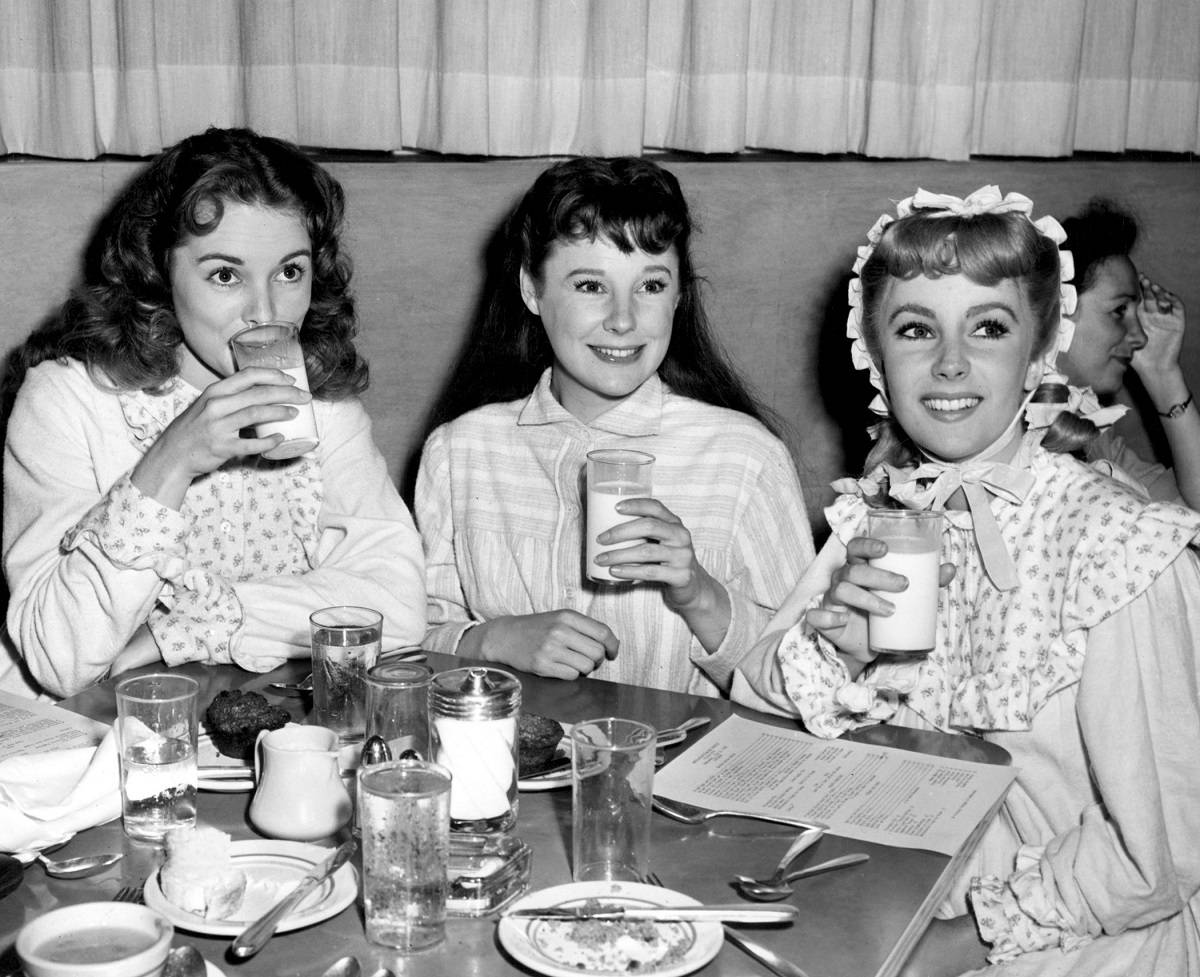 Janet Leigh, June Allyson, Elizabeth Taylor w swoich kostiumach z Młodych kobietek
