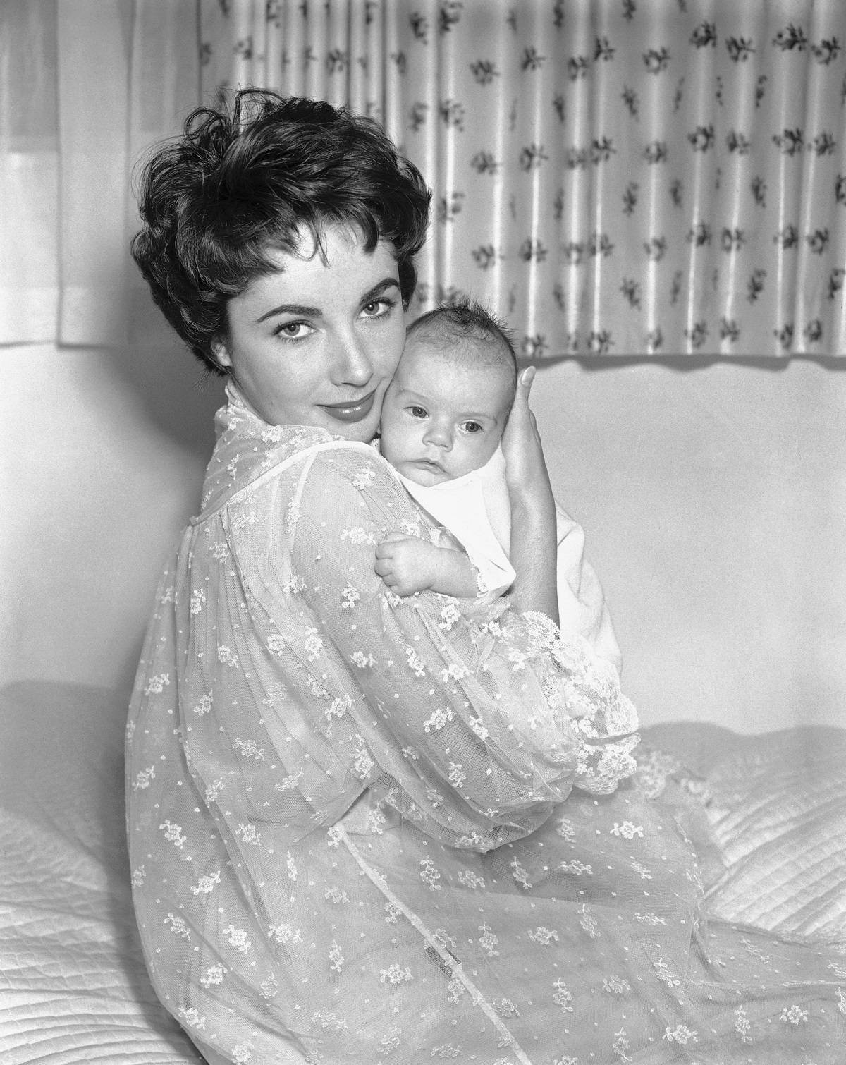 Z synem, Michaelem Howardem Wildingiem w 1953 roku