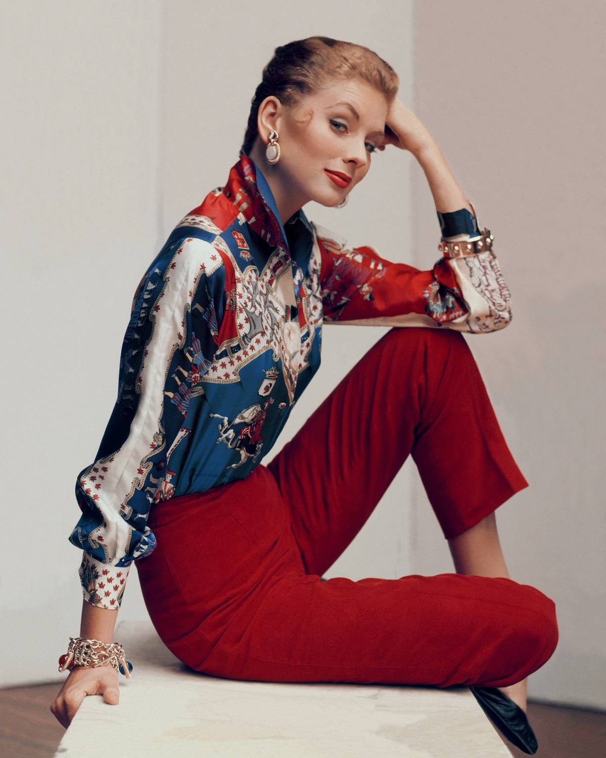 Modelka w koszuli w printy i sztruksowych spodniach projektu Emilio Pucci w Vogueu, 1963 rok