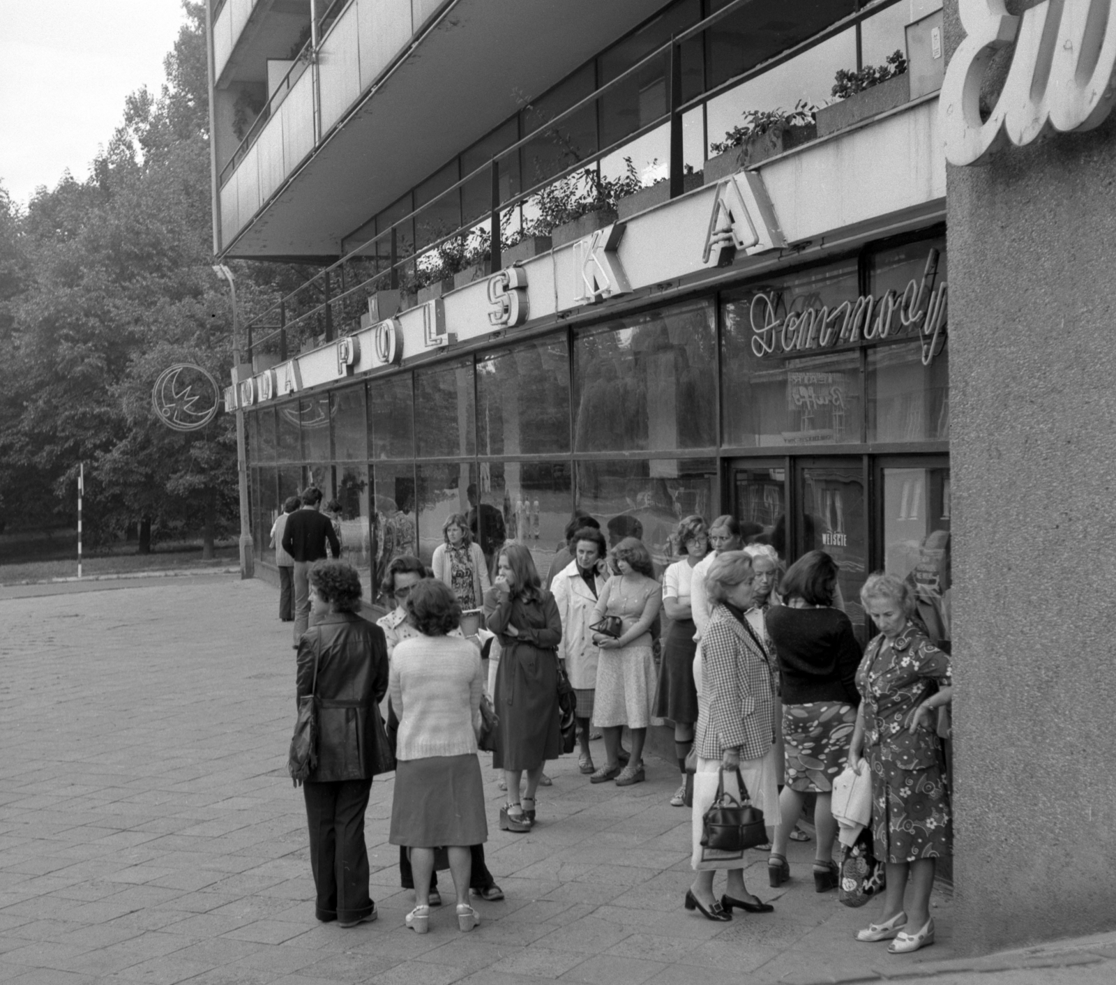Kolejka przed Modą Polską, Warszawa 1976 (Fot. Danuta B. Łomaczewska, EAST NEWS)