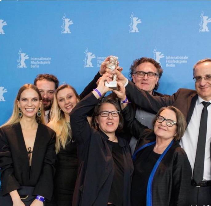 Na czerwonym dywanie przed premierą filmu „Pokot”  na Berlinale. Jestem uśmiechnięta, ale od kilku dni czuje się fatalnie. W zasadzie to jeden z pierwszych dni kiedy mogę jako tako funkcjonować.  (Fot. Archiwum prywatne)