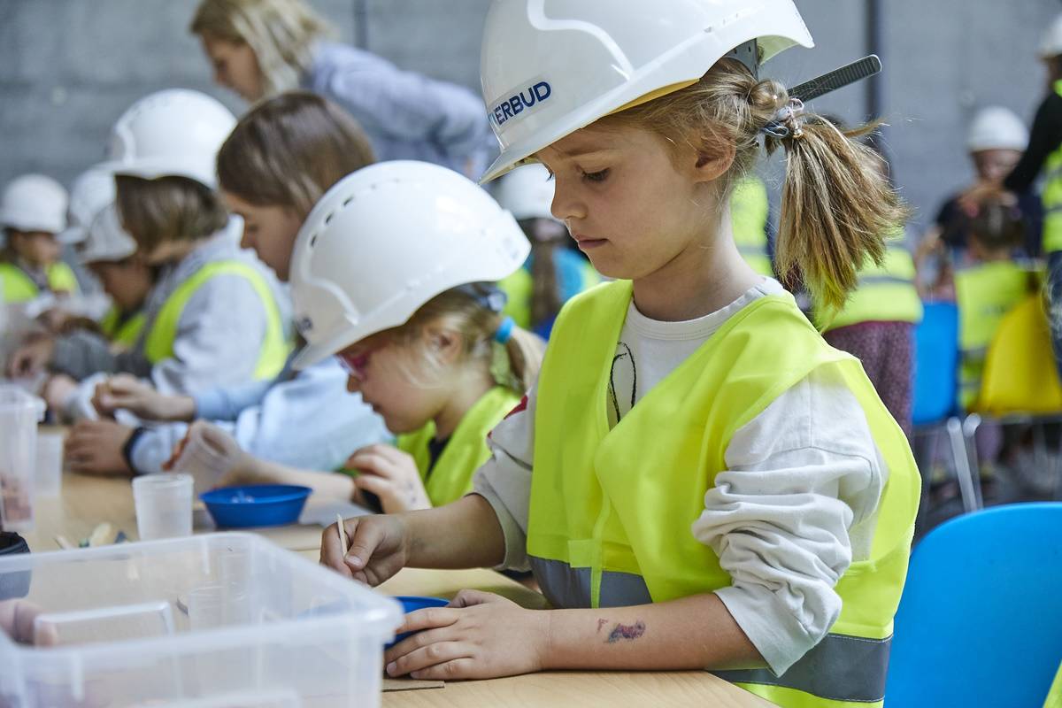 „Młode MajstERki”: Warsztaty budowlane Grupy ERBUD dla dziewczynek. Grupa ERBUD widzi w kobietach wielki potencjał. Organizując warsztaty rodzinne „Młode MajstERki”, pragnie zachęcić dziewczynki do wyboru kariery budowlańca.