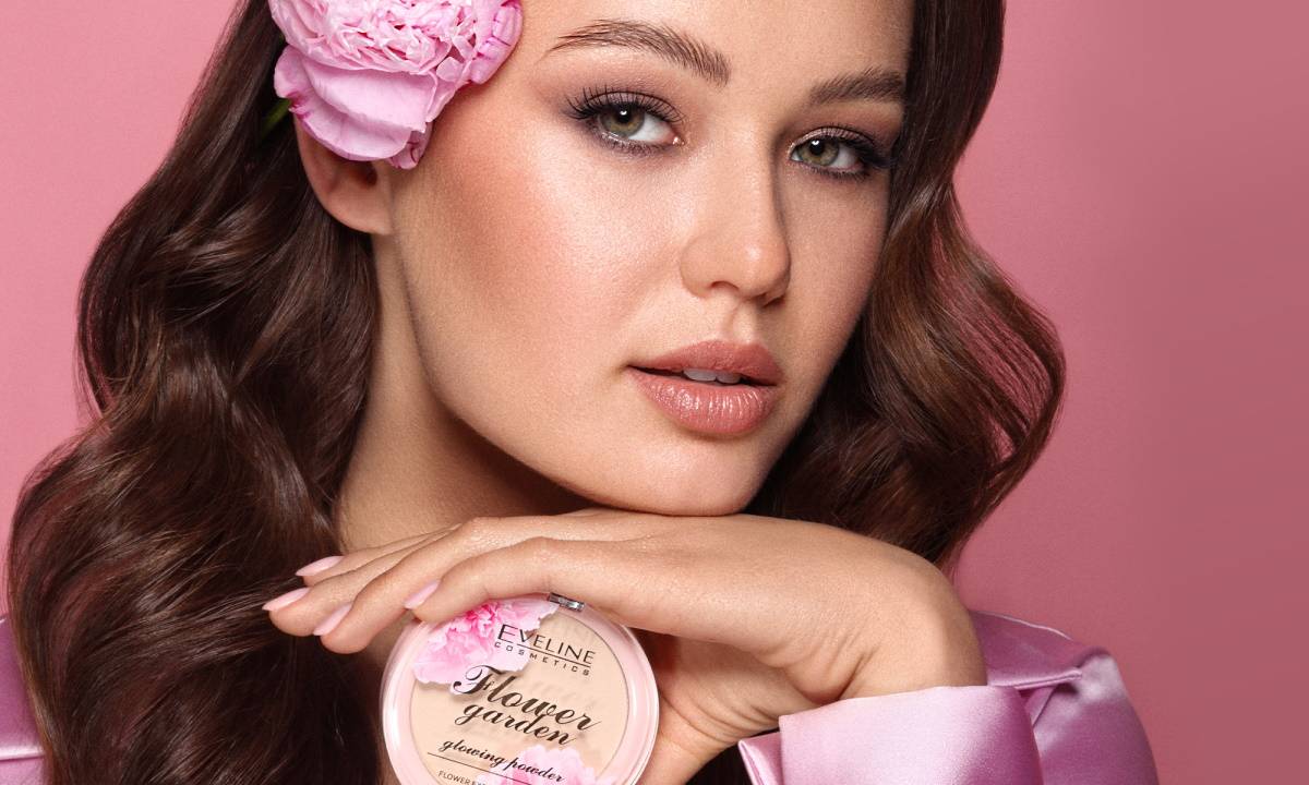 Lekki wiosenny makijaż z kosmetykami Eveline Cosmetics. Sprawdzamy linie Wonder Match Lumi i Flower Garden od Eveline Cosmetics, które wpisują się w trend makijażu pielęgnacyjnego.