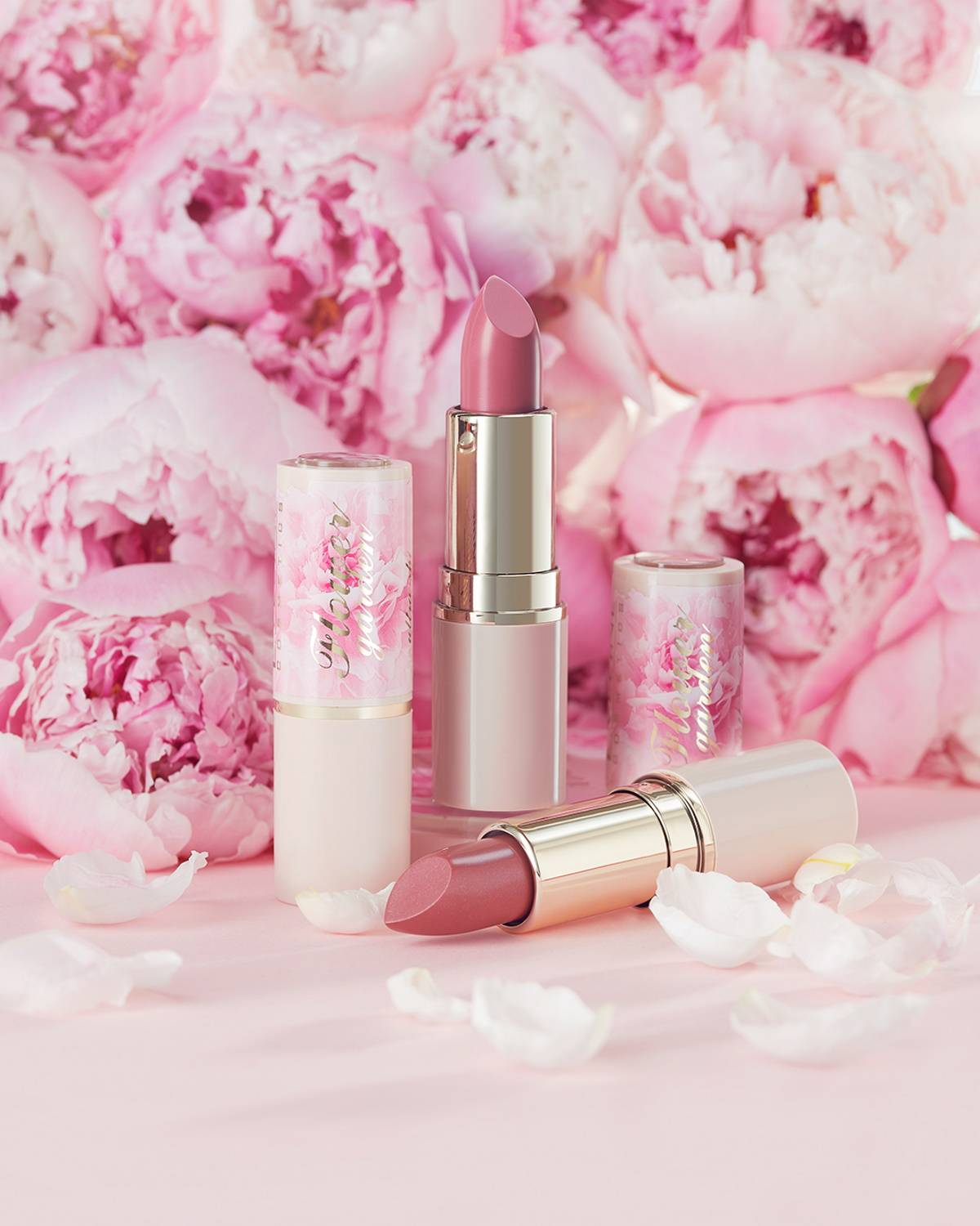 Lekki wiosenny makijaż z kosmetykami Eveline Cosmetics. Sprawdzamy linie Wonder Match Lumi i Flower Garden od Eveline Cosmetics, które wpisują się w trend makijażu pielęgnacyjnego.