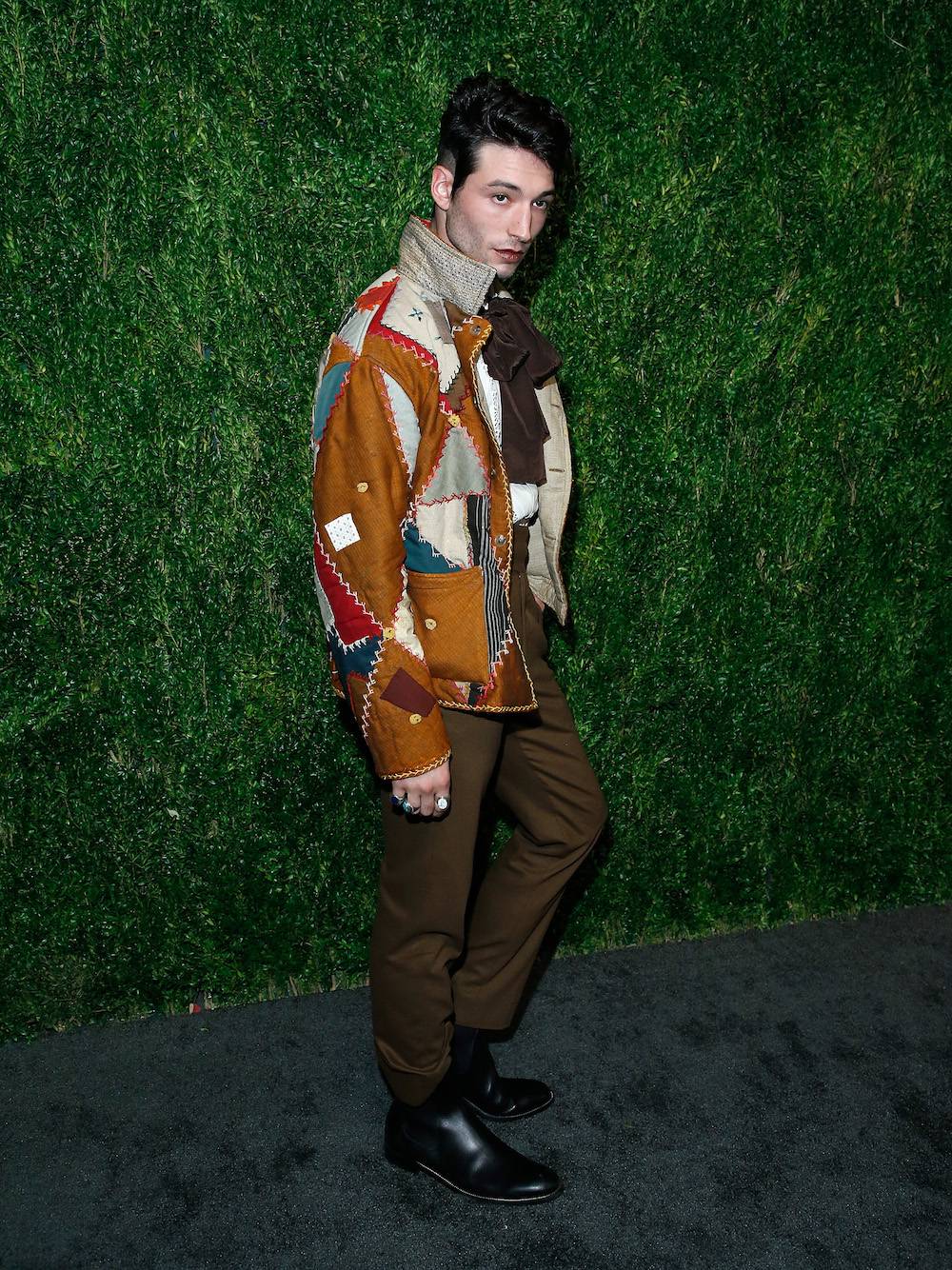 Ezra Miller w dandysowskim stylu (Fot. Getty Images)