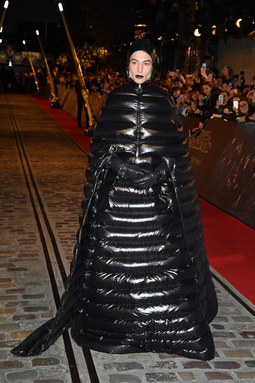 Ezra Miller w kreacji Pierpaolo Piccioliego dla Moncler (Fot. Getty Images)