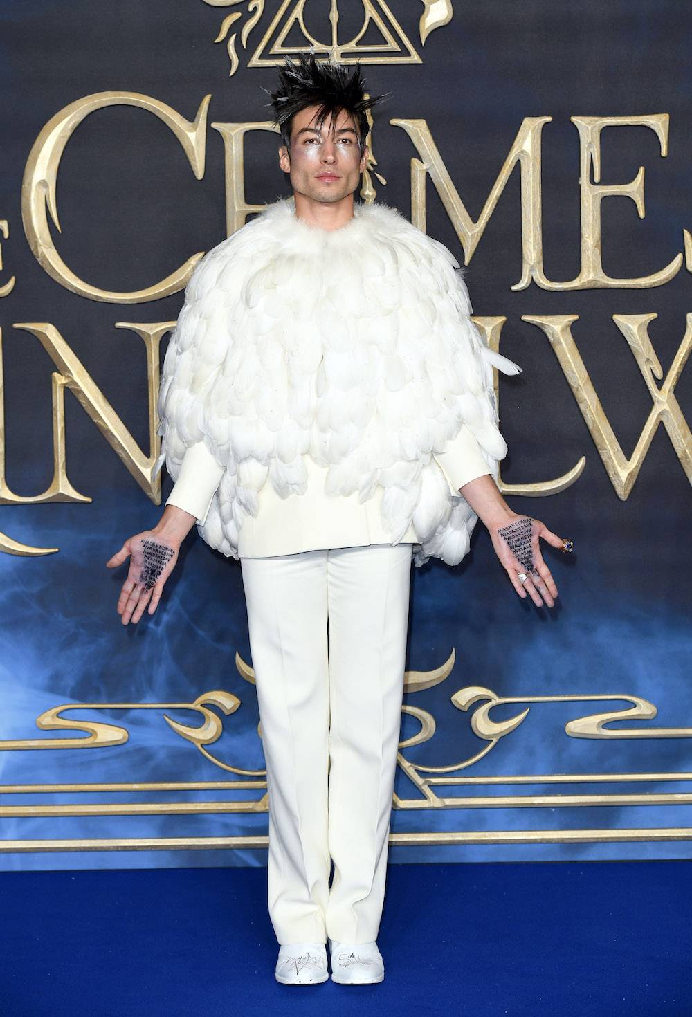 Ezra Miller w kreacji Givenchy haute couture (Fot. Getty Images)