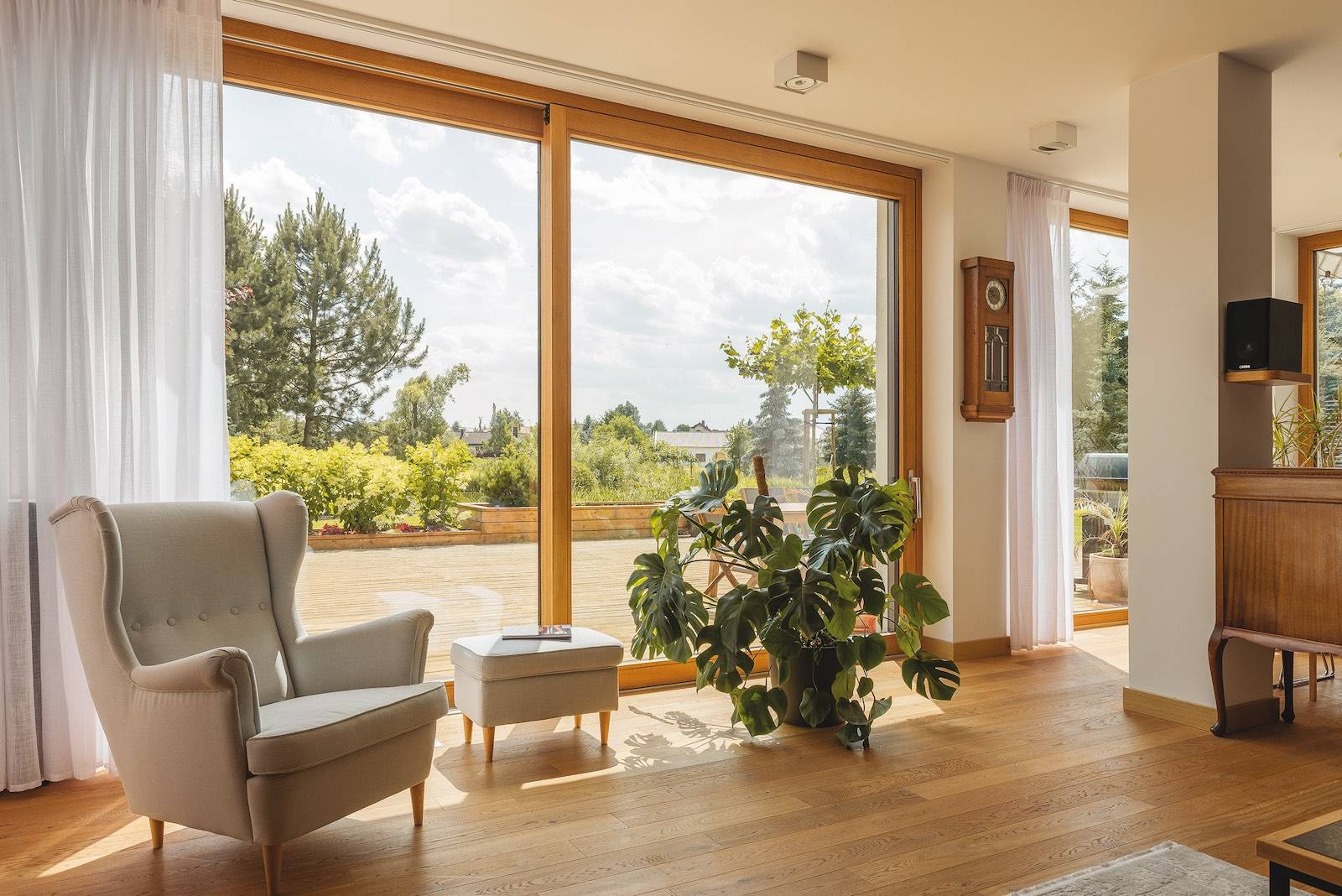 Okna INNOVIEW powstały z połączenia drewna i aluminium. To kompozycja materiałów, która tworzy wyjątkowe okna, a one zmieniają dom i umożliwiają kreowanie wnętrz otwartych na otaczający nas świat (Fot. Materiały prasowe)