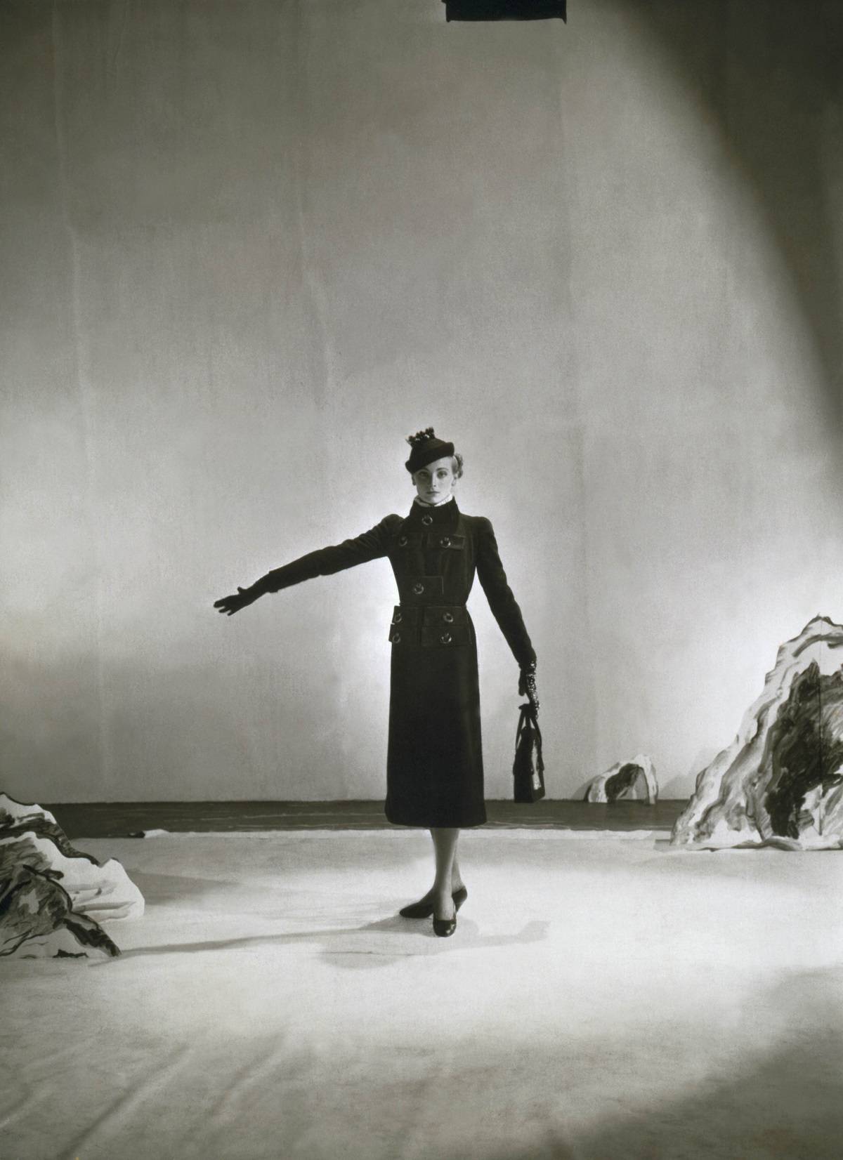 Schiaparelli, płaszcz z kieszeniami inspirowanymi szufladami, Vogue 1936