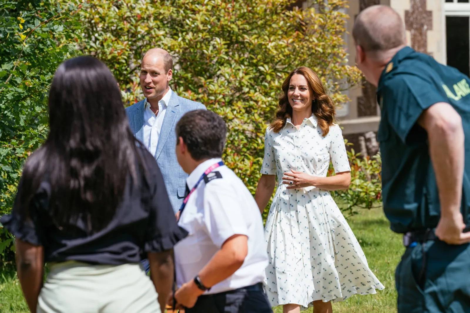 Księżna Kate w innej, koszulowej sukience marki Suzannah w 2020 roku (Fot. Handout/Getty Images)
