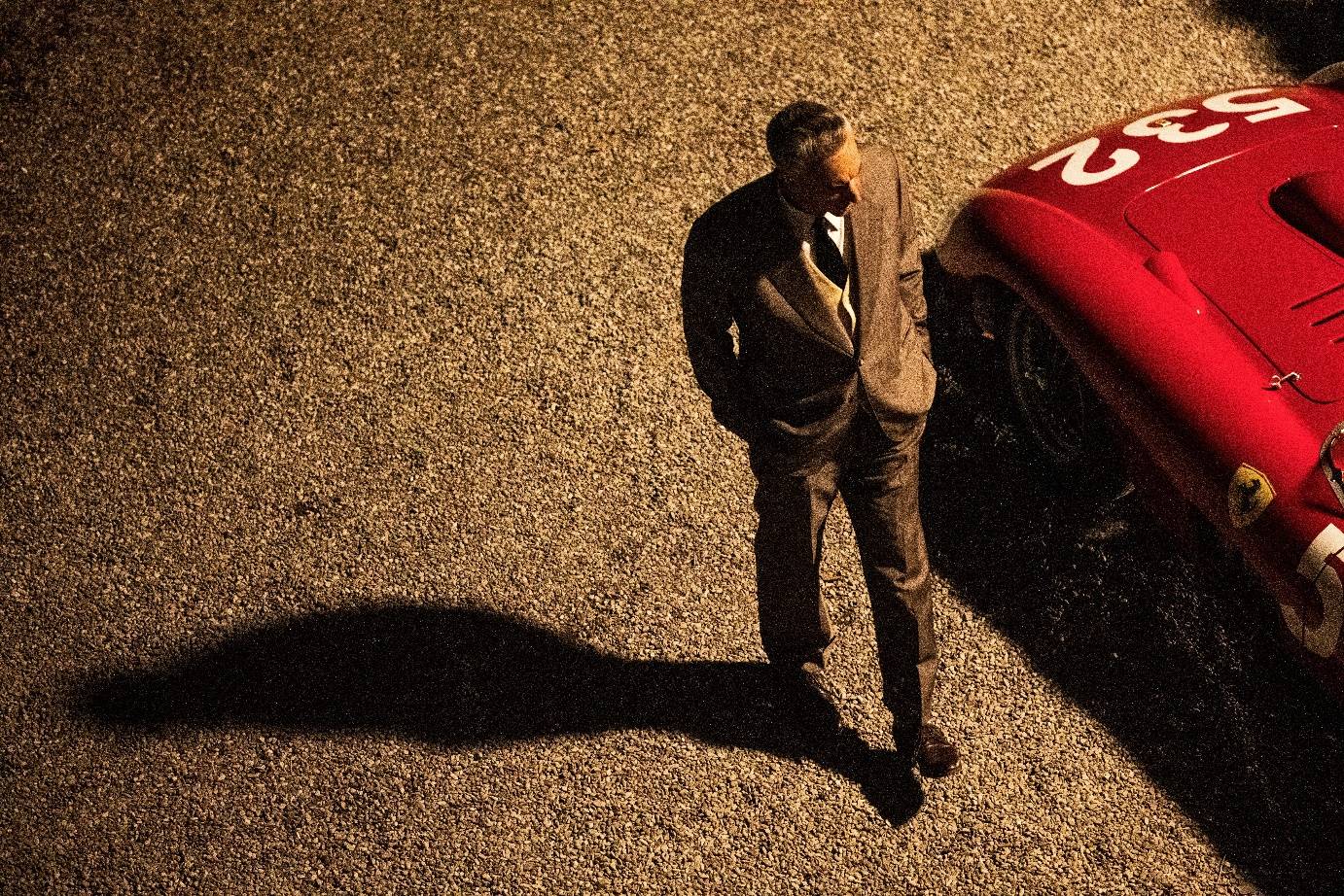 Adam Driver w filmie „Ferrari”, reż. Michael Mann (Fot. Materiały prasowe)