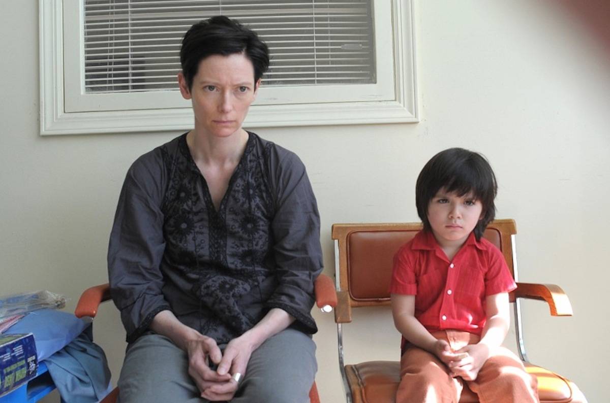 Tilda Swinton jako Eva Khatchadourian w filmie „Musimy porozmawiać o Kevinie” (Fot. materiały prasowe)