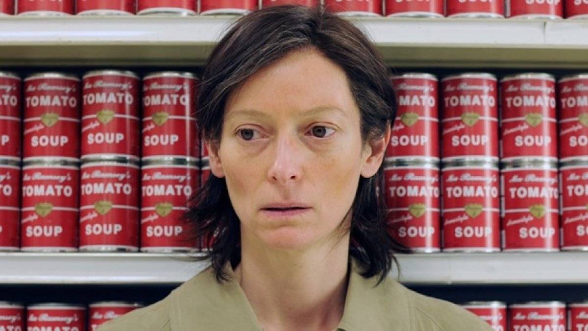 Tilda Swinton jako Eva Khatchadourian w filmie „Musimy porozmawiać o Kevinie” (Fot. materiały prasowe)