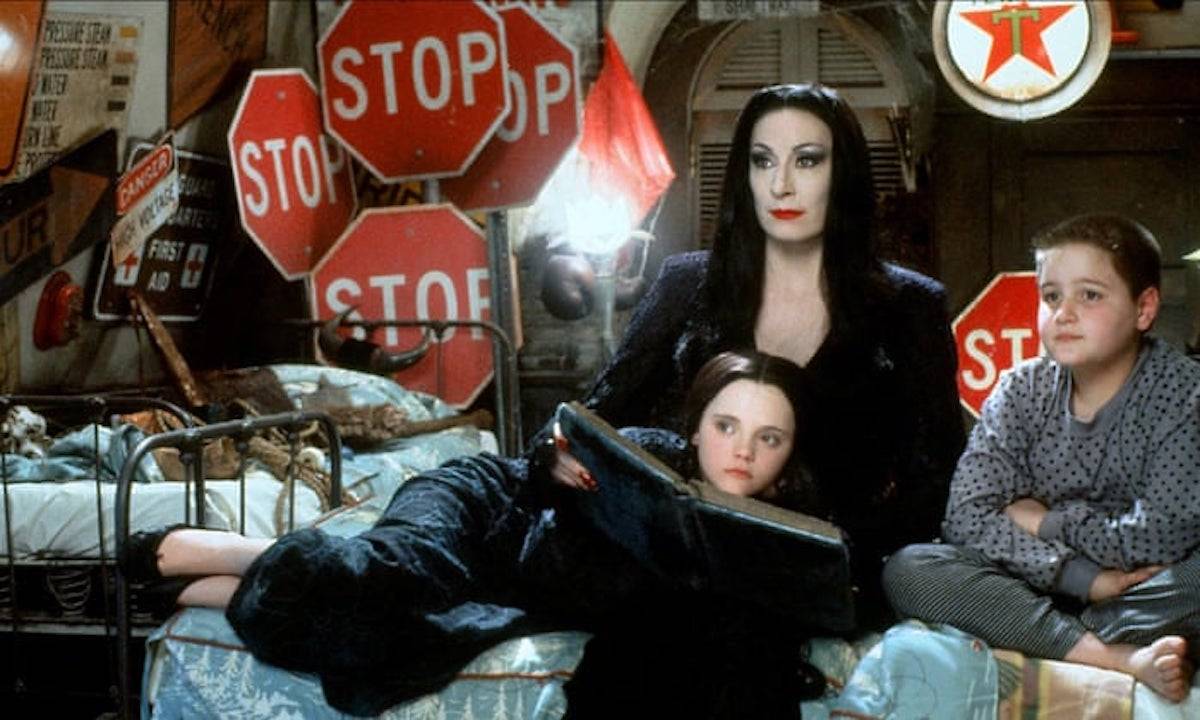 Anjelica Houston jako Morticia Addams w filmie Rodzina Addamsów (Fot. materiały prasowe Netflix)