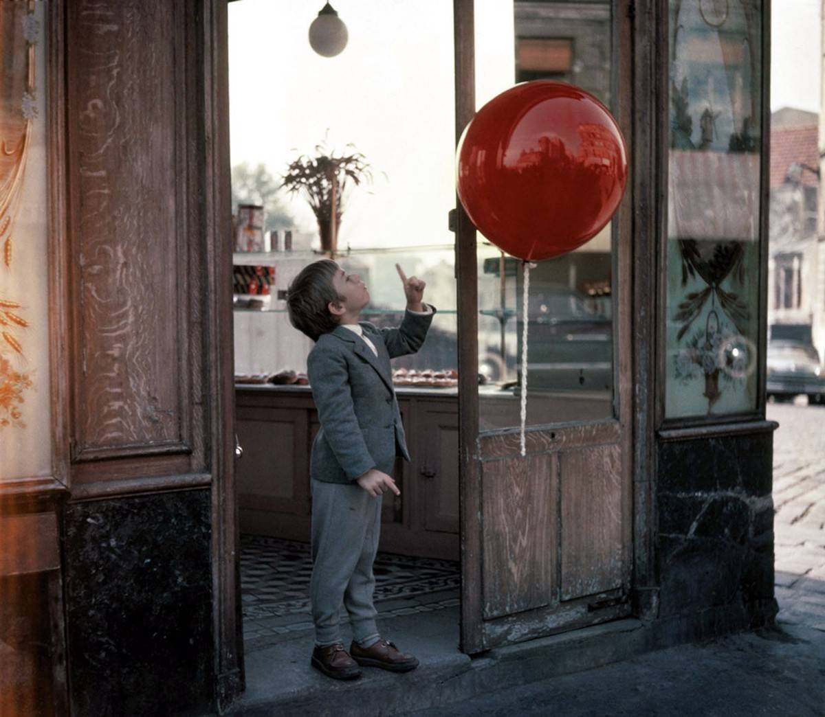 Kadr z filmu „Czerwony balonik” (Fot. Everett Collection)