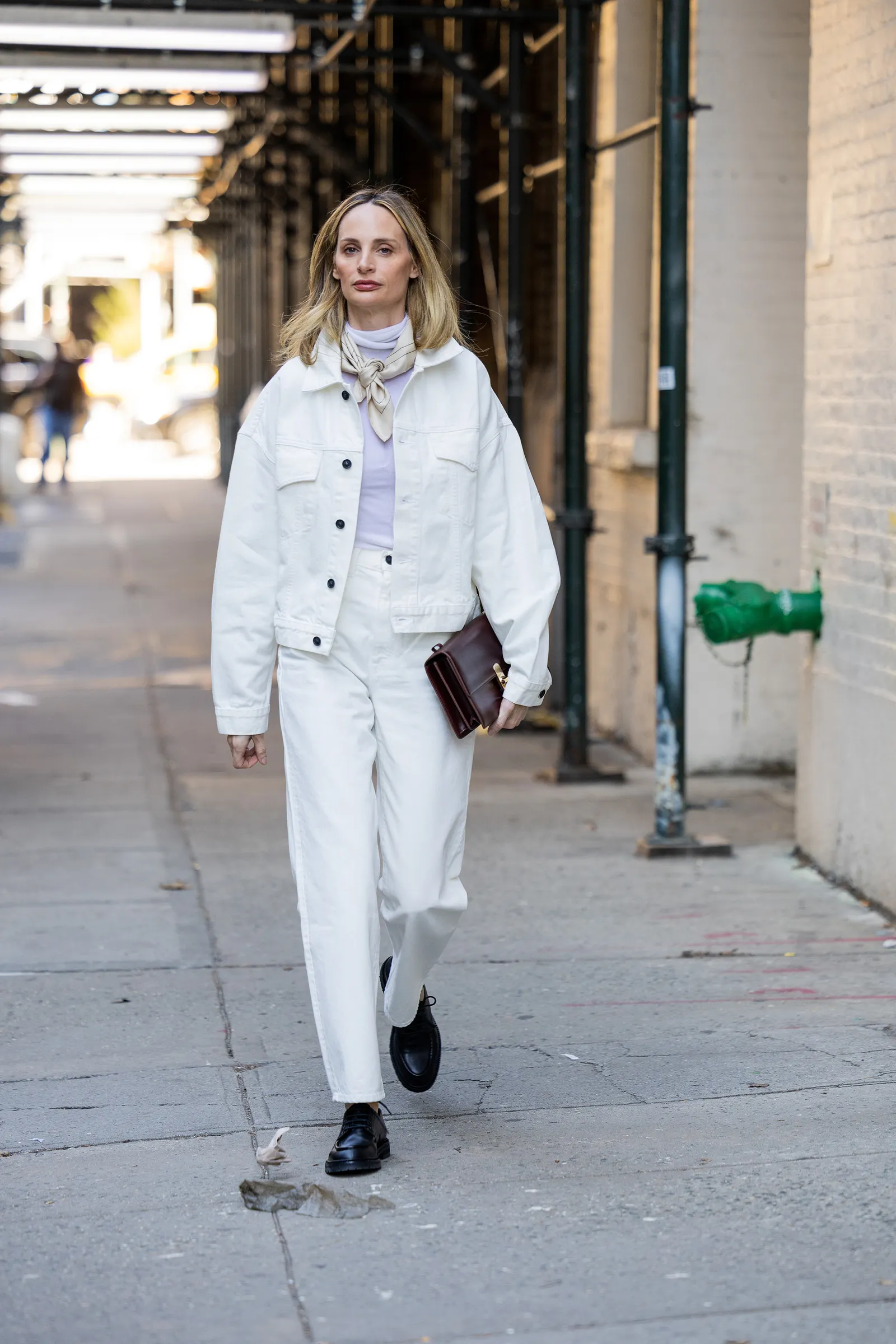 Oksfordki to jedne z najlepszych modeli płaskich butów pasujących do spodni mom jeans w bieli (Fot. Getty Images)