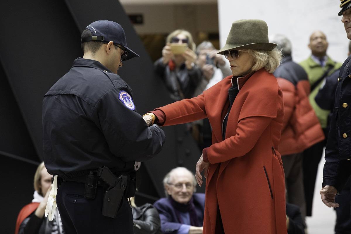 Fonda aresztowana podczas demonstracji Fire Drill Fridays
