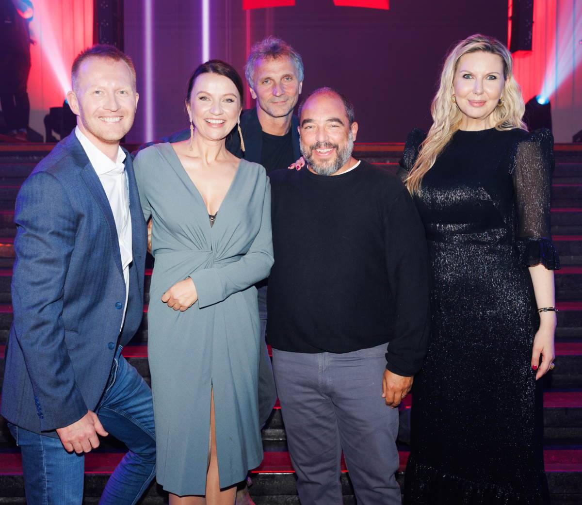 Przedstawiciele Netflix (od lewej): Łukasz Kłuskiewicz, Anna Nagler, Michael Azzolino, Lina Brouneus oraz reżyser filmu „Broad Peak”, Leszek Dawid (w drugim rzędzie)/ Fot. Marcin Oliva Soto