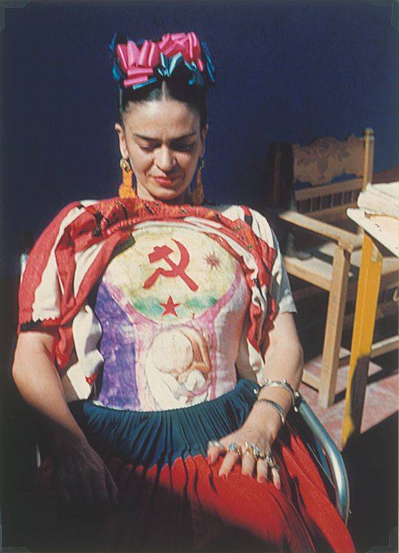 Frida Kahlo w pomalowanym przez siebie gorsecie, fot. Florence Arquin, ok. 1951. © DR, collection privée © Diego Rivera and Frida Kahlo archives, Bank of México, fiduciary in the Frida Kahlo and Diego Rivera Museums Trust