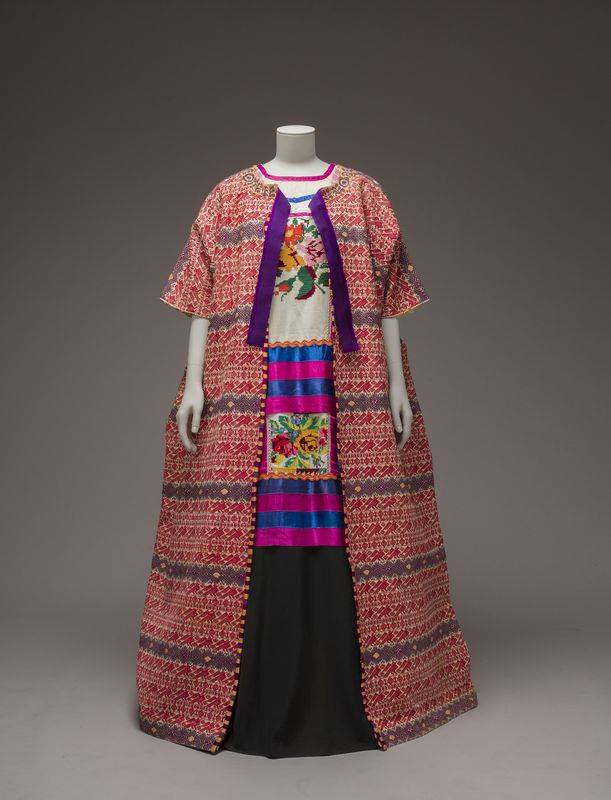 Ubiór Fridy Kahlo, gwatemalski płaszcz, haftowana bluzka huipil Mazatec i satynowe wstążki © Museo Frida Kahlo - Casa Azul collection - Javier Hinojosa, 2017