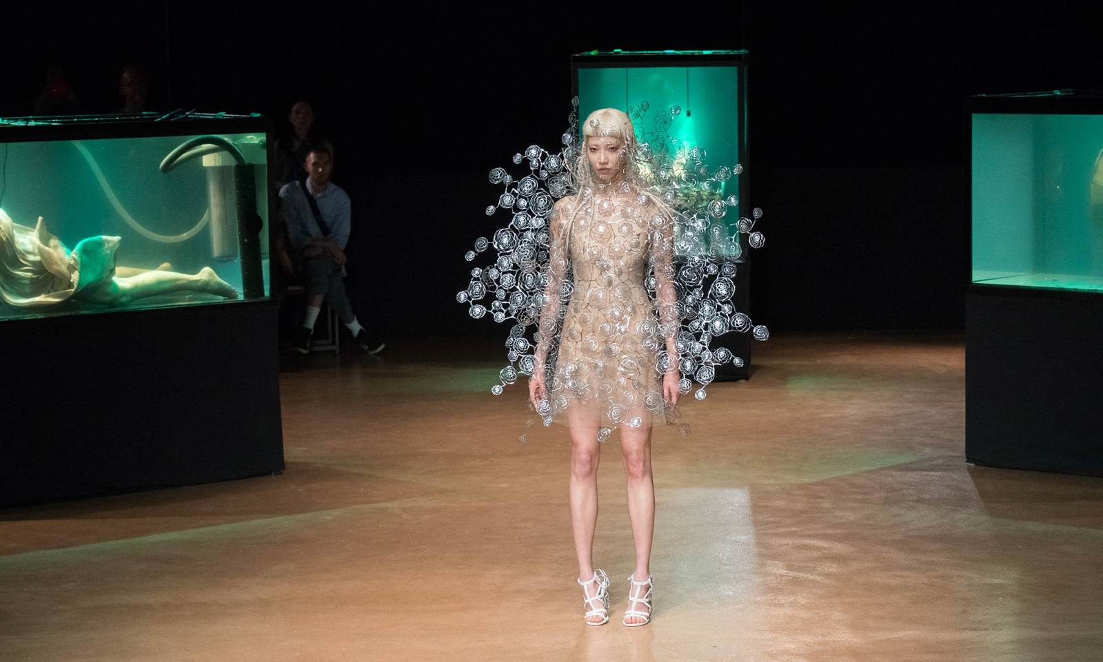 Iris Van Herpen, Haute Couture jesień/zima 2017-2018 (Fot. Francois Durand / Stringer)