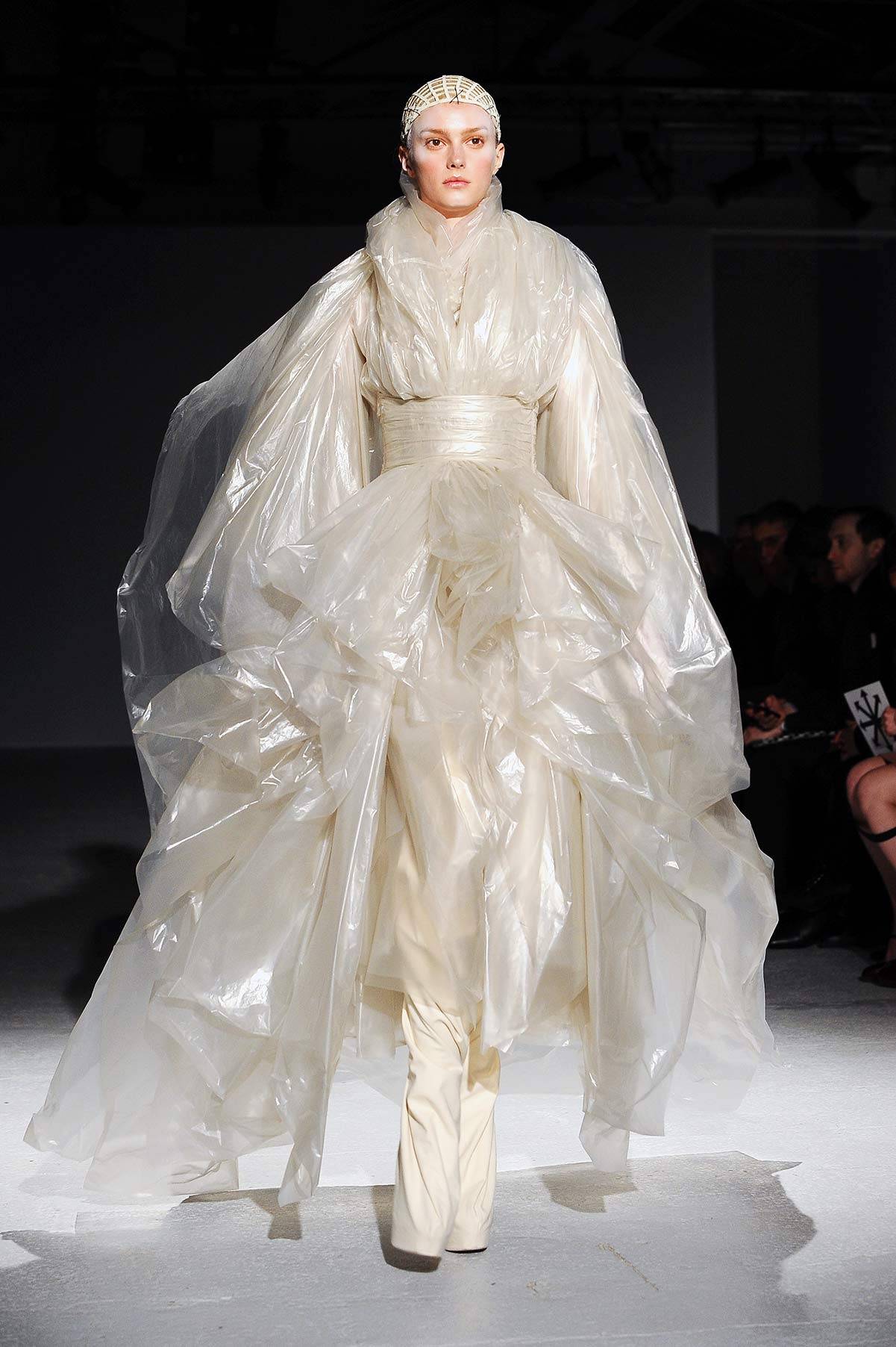 Gareth Pugh, kolekcja jesień/zima 2014-2015 (Fot. Francois Durand/Getty Images)