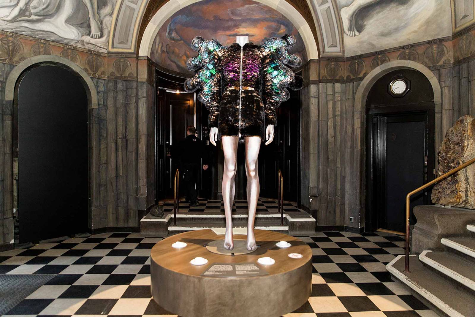 Wystawa „Fashioned From Nature” w Duńskim Muzeum Historii Naturalnej. Ekspozycja skupia się na wykorzystaniu naturalnych materiałów w przemyśle odzieżowym. (Fot. Ole Jensen/Getty Images)