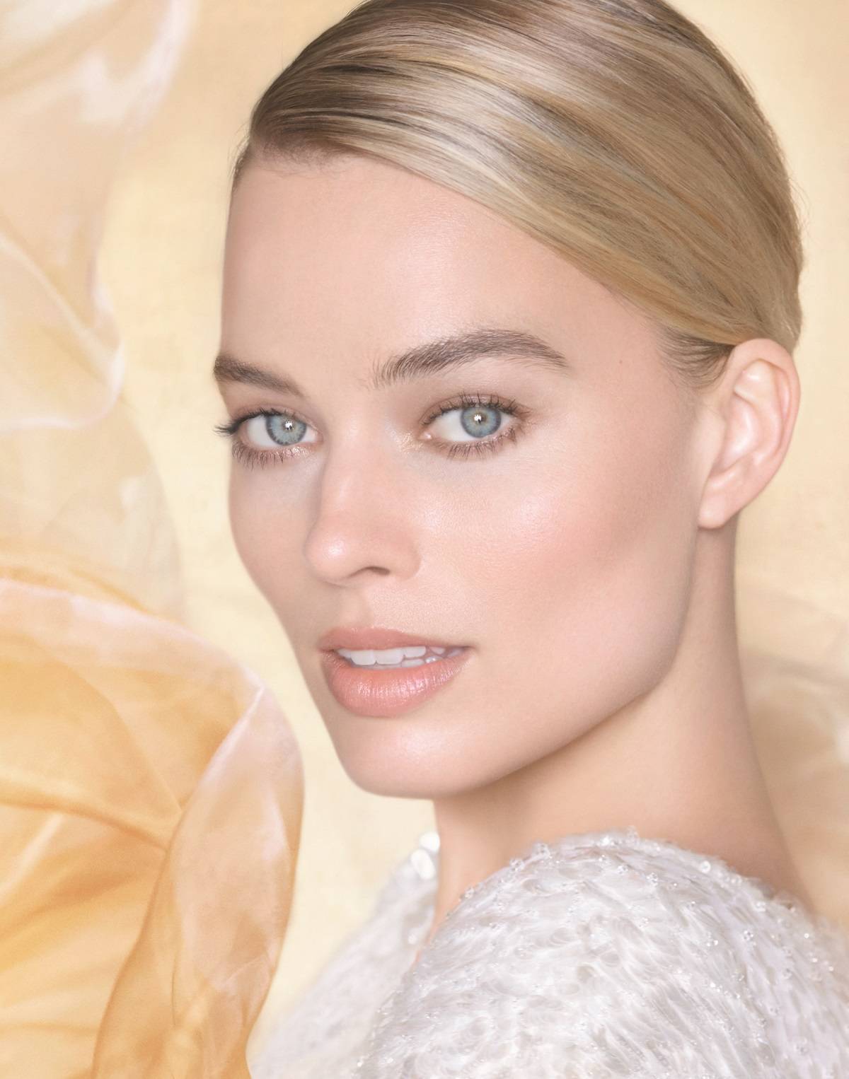 Margot Robbie w kampanii Gabrielle Essence