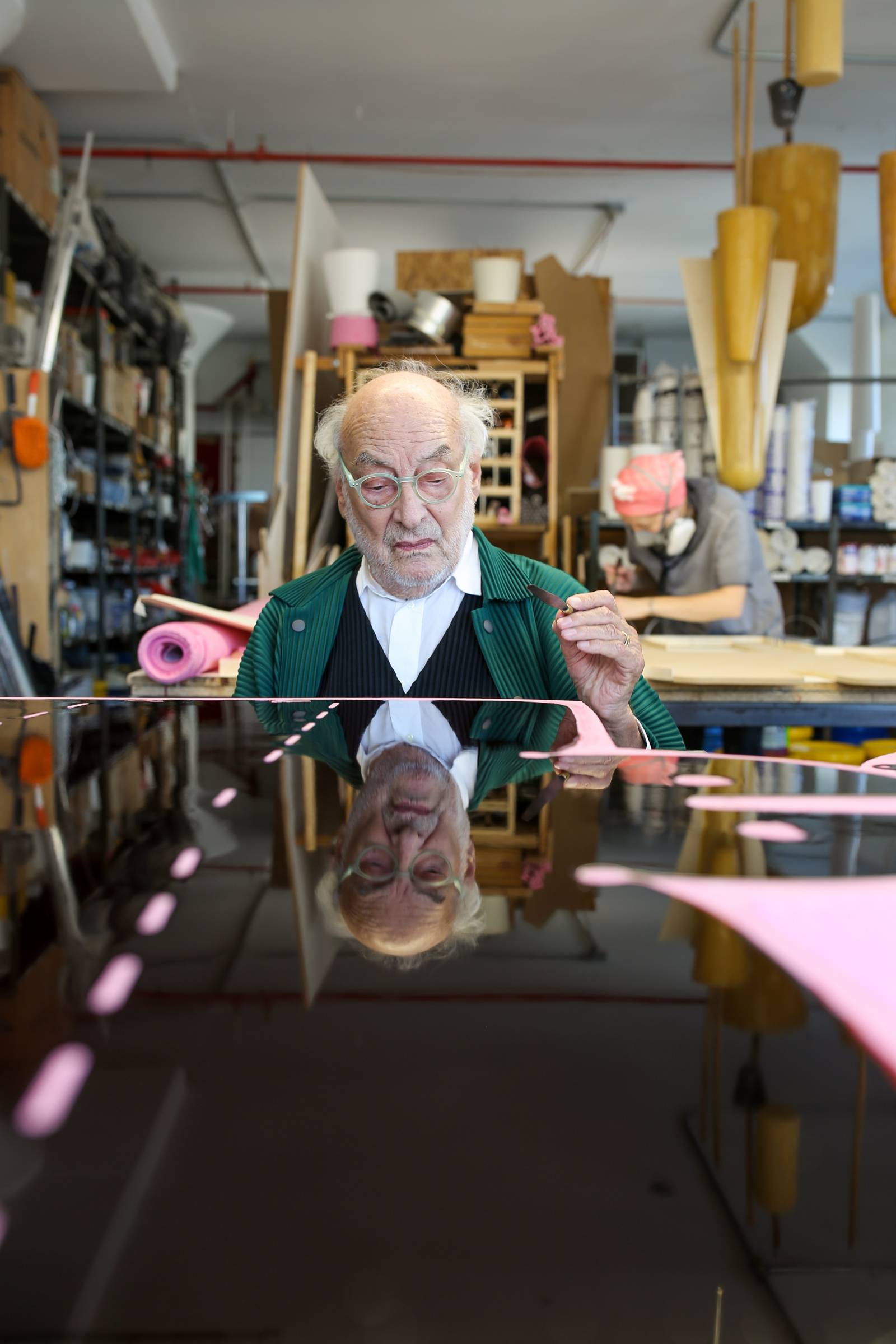 Gaetano Pesce w swoim nowojorskim studiu, 2019 (Fot. Josh Itiola, dzięki uprzejmości Salon 94 Design © Gaetano Pesce)